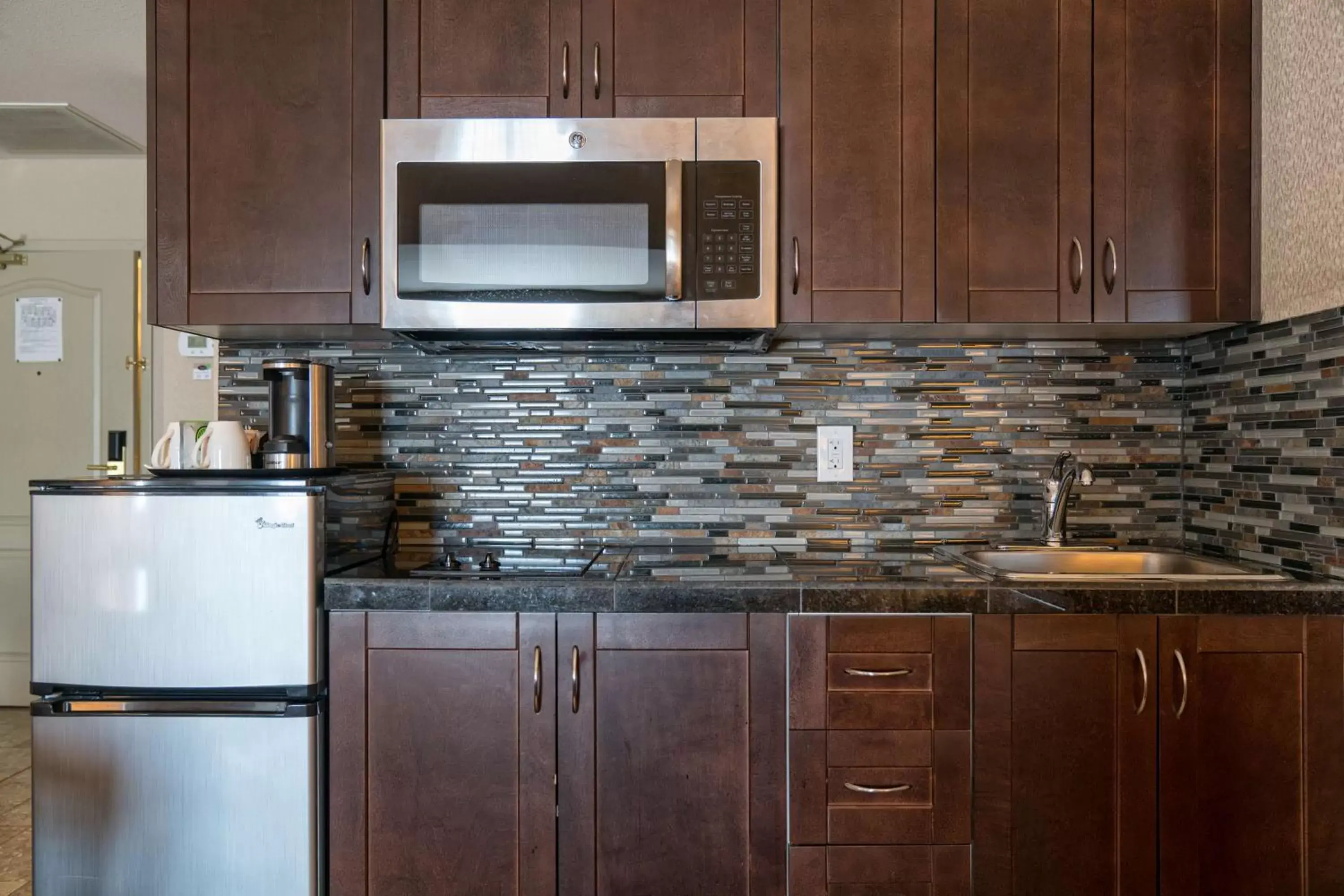 Photo of the whole room, Kitchen/Kitchenette in Prestige Harbourfront Resort, WorldHotels Luxury