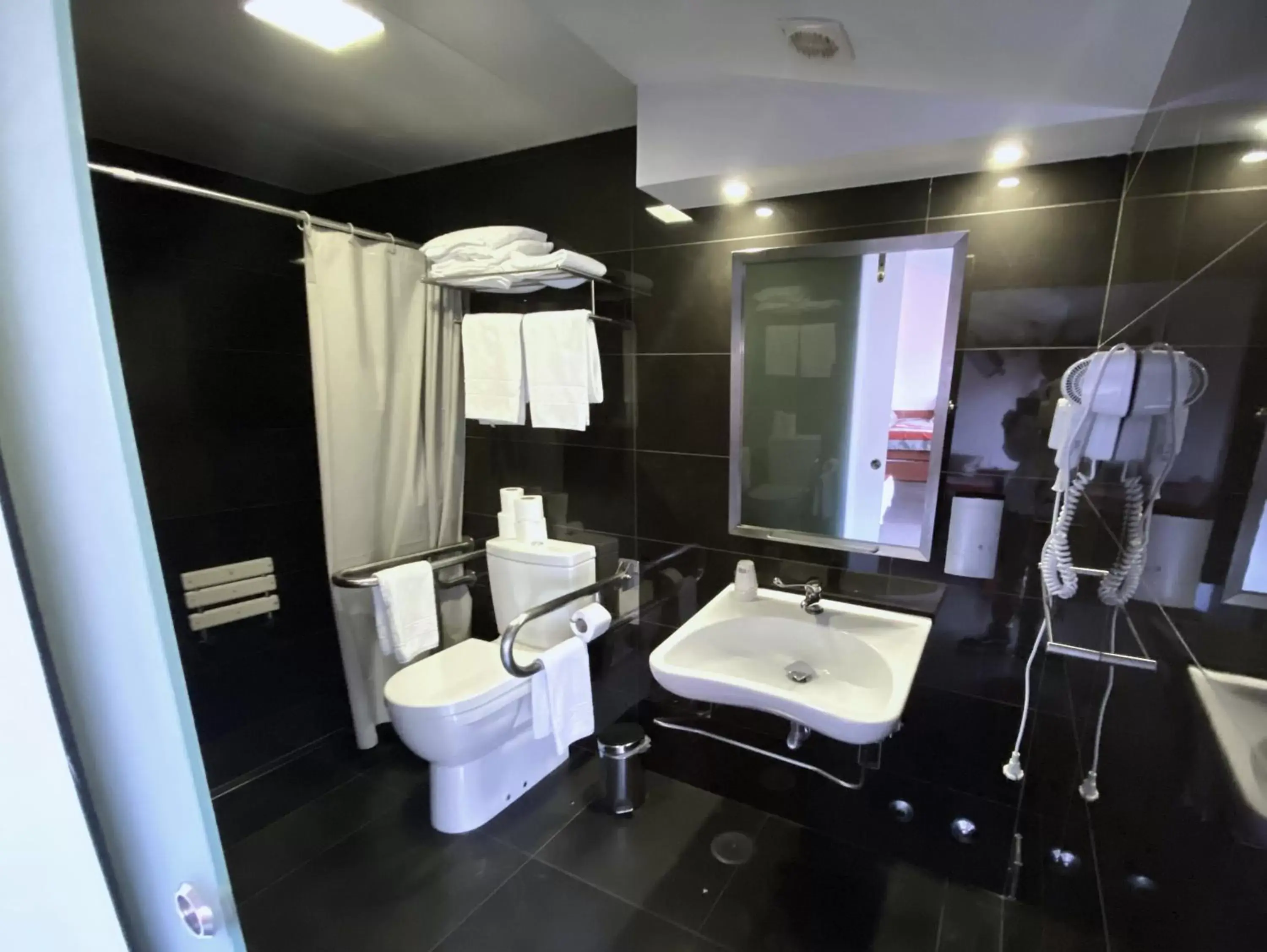 Shower, Bathroom in Hotel Oceano