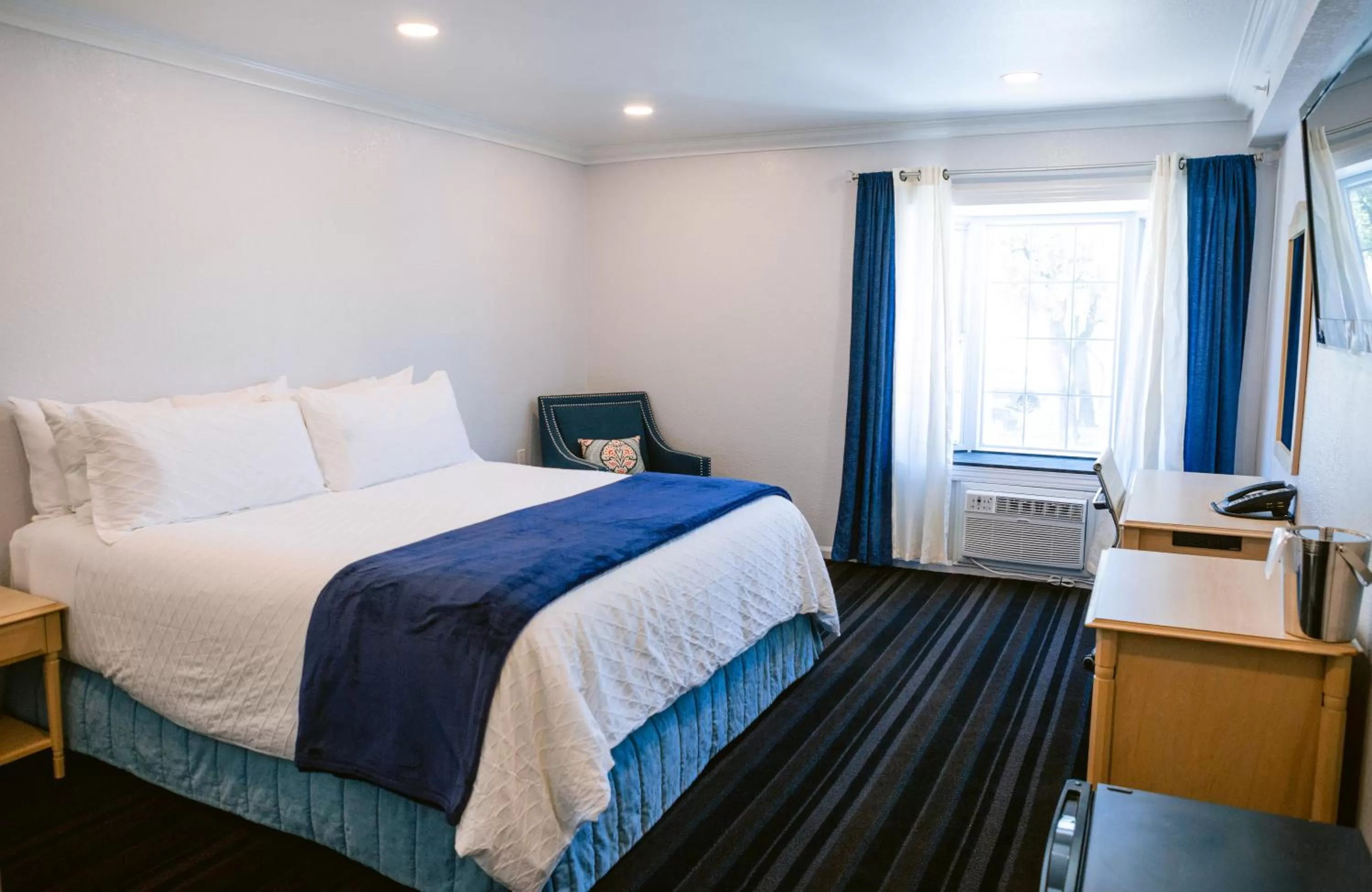 Bed in Napa Valley Hotel & Suites