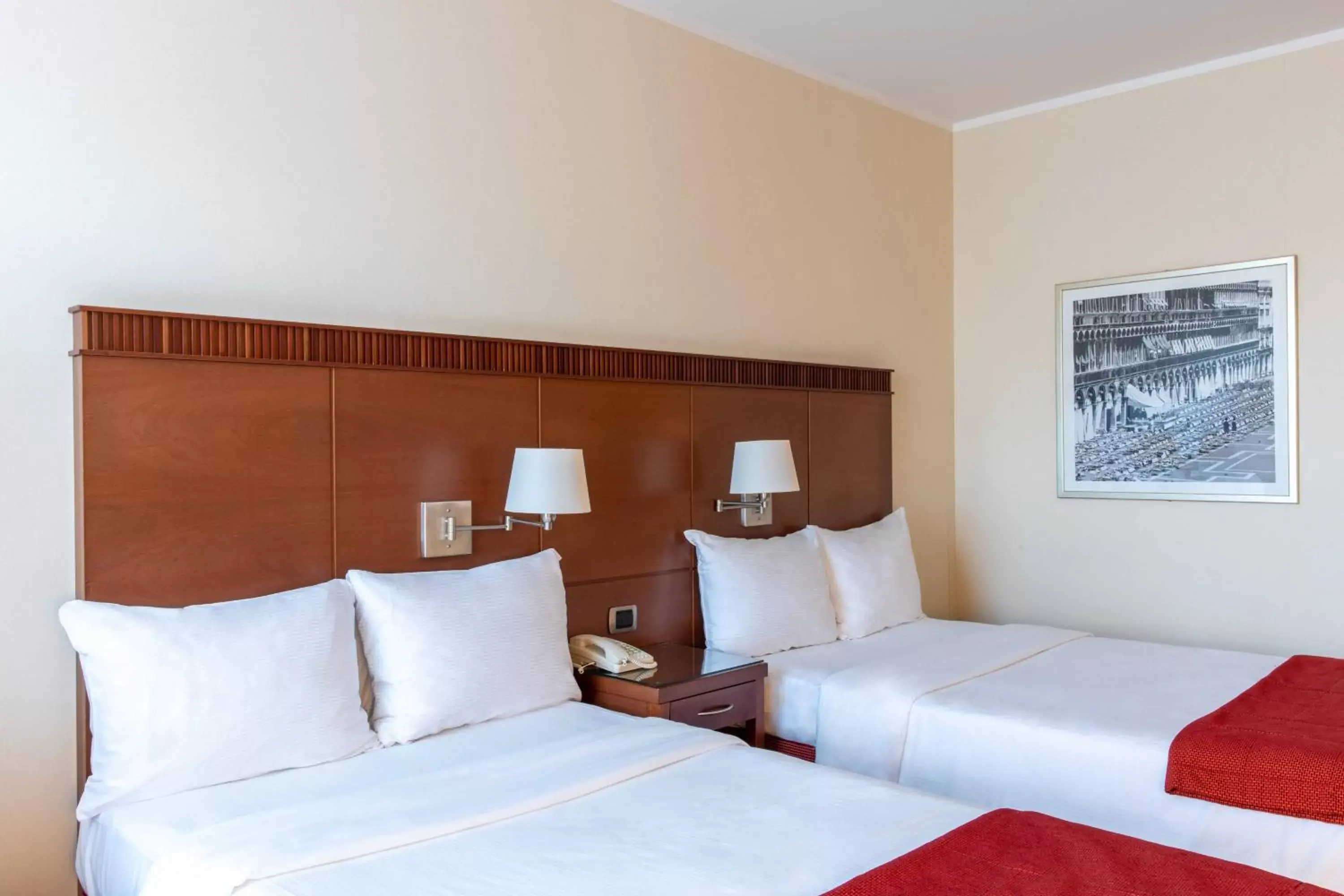 Photo of the whole room, Bed in Courtyard by Marriott Venice Airport