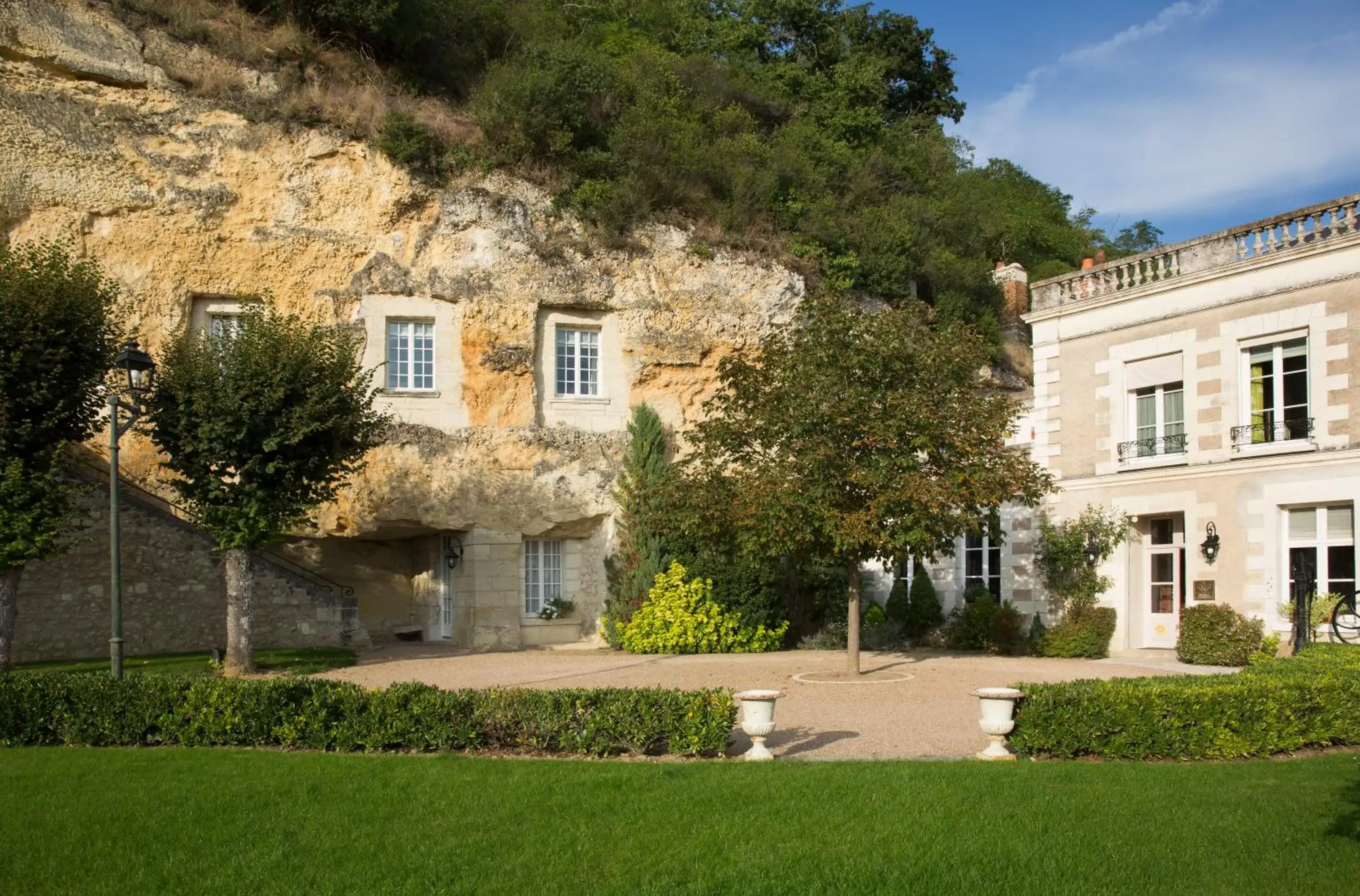 Garden, Property Building in Hotel Les Hautes Roches