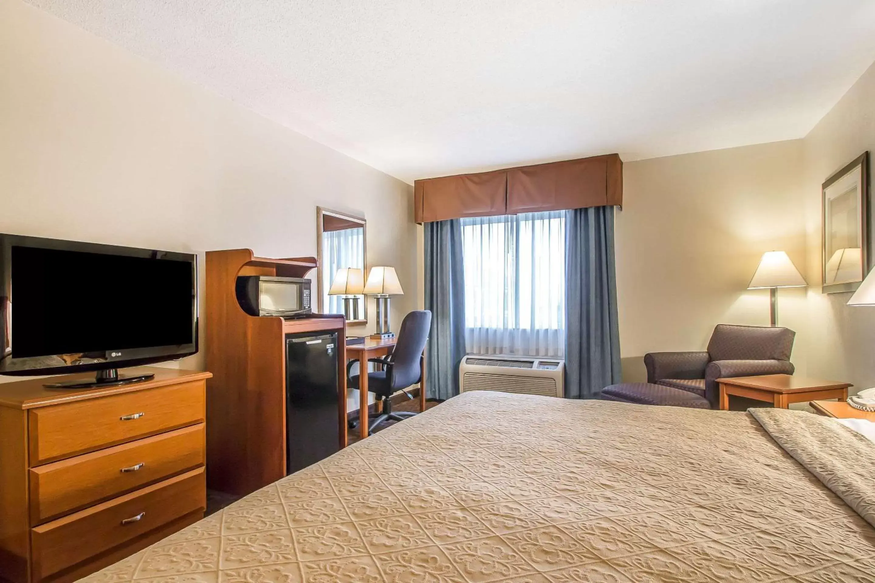 Photo of the whole room, TV/Entertainment Center in Quality Inn Morris I-80