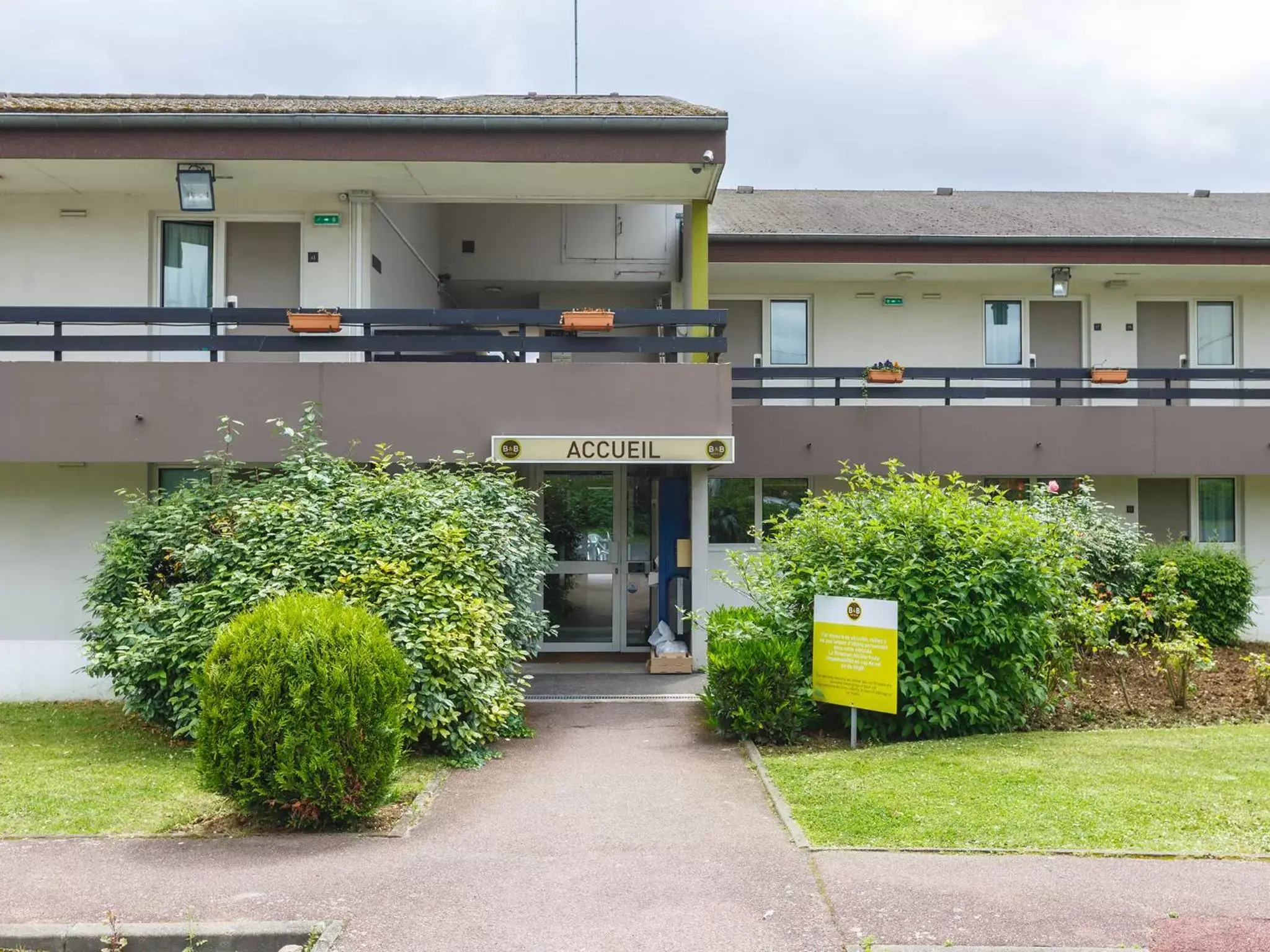 Facade/Entrance in B&B HOTEL Corbeil-Essonnes