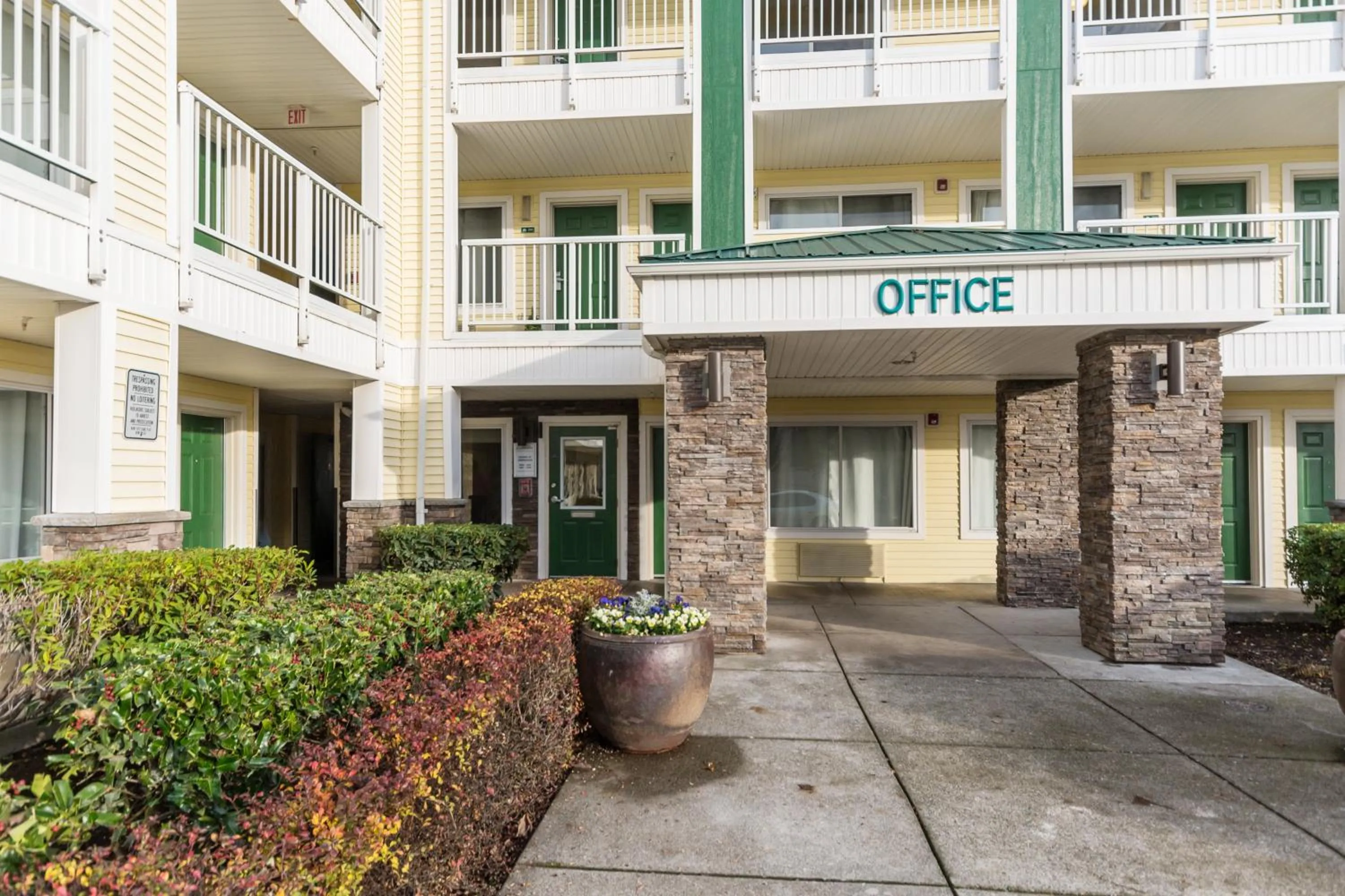 Property building in HomeTowne Studios by Red Roof Seattle - Kent/Des Moines