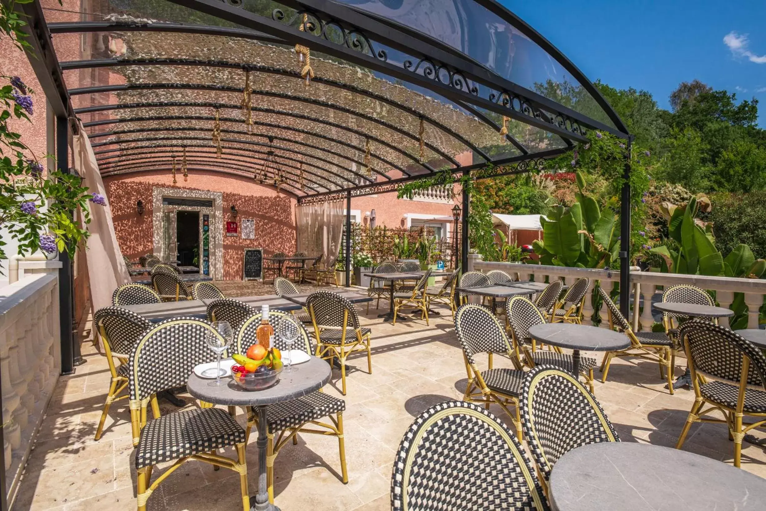 Property building, Restaurant/Places to Eat in Les Bastides Saint Paul
