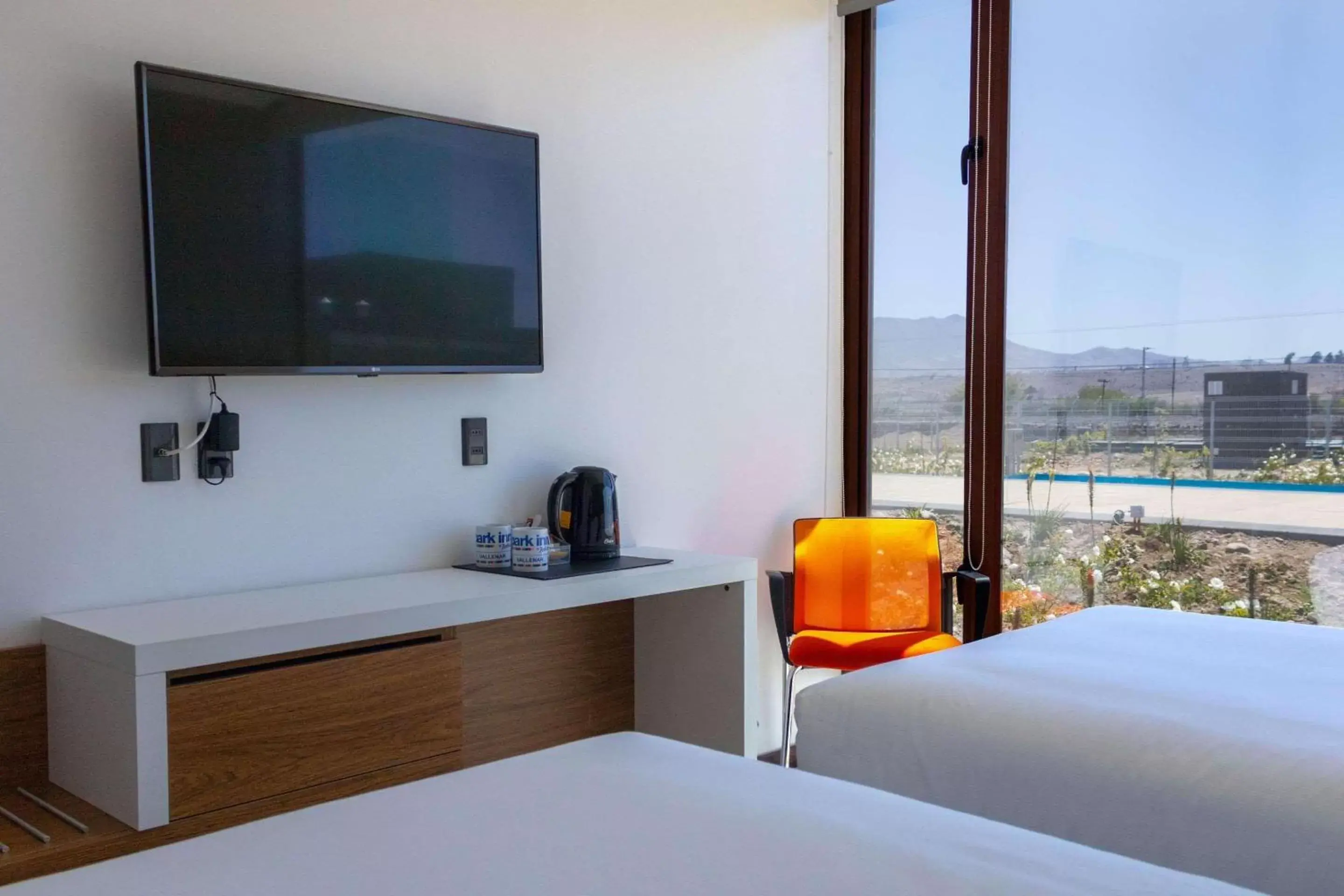 Bedroom, TV/Entertainment Center in Park Inn by Radisson Los Olivos de Vallenar