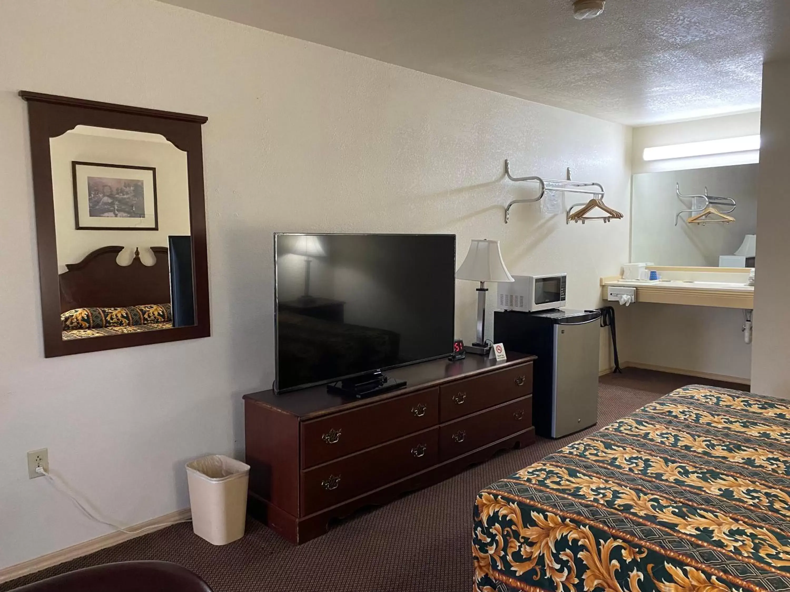 TV and multimedia, TV/Entertainment Center in El Rancho Motel