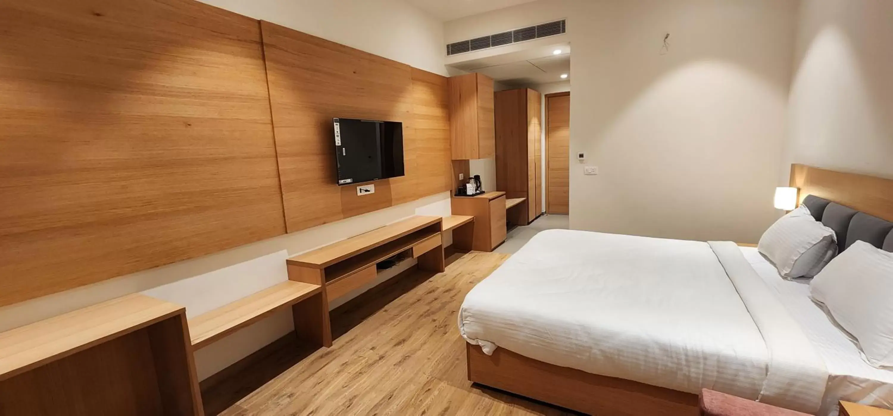 Bed, TV/Entertainment Center in Hotel Gorbandh