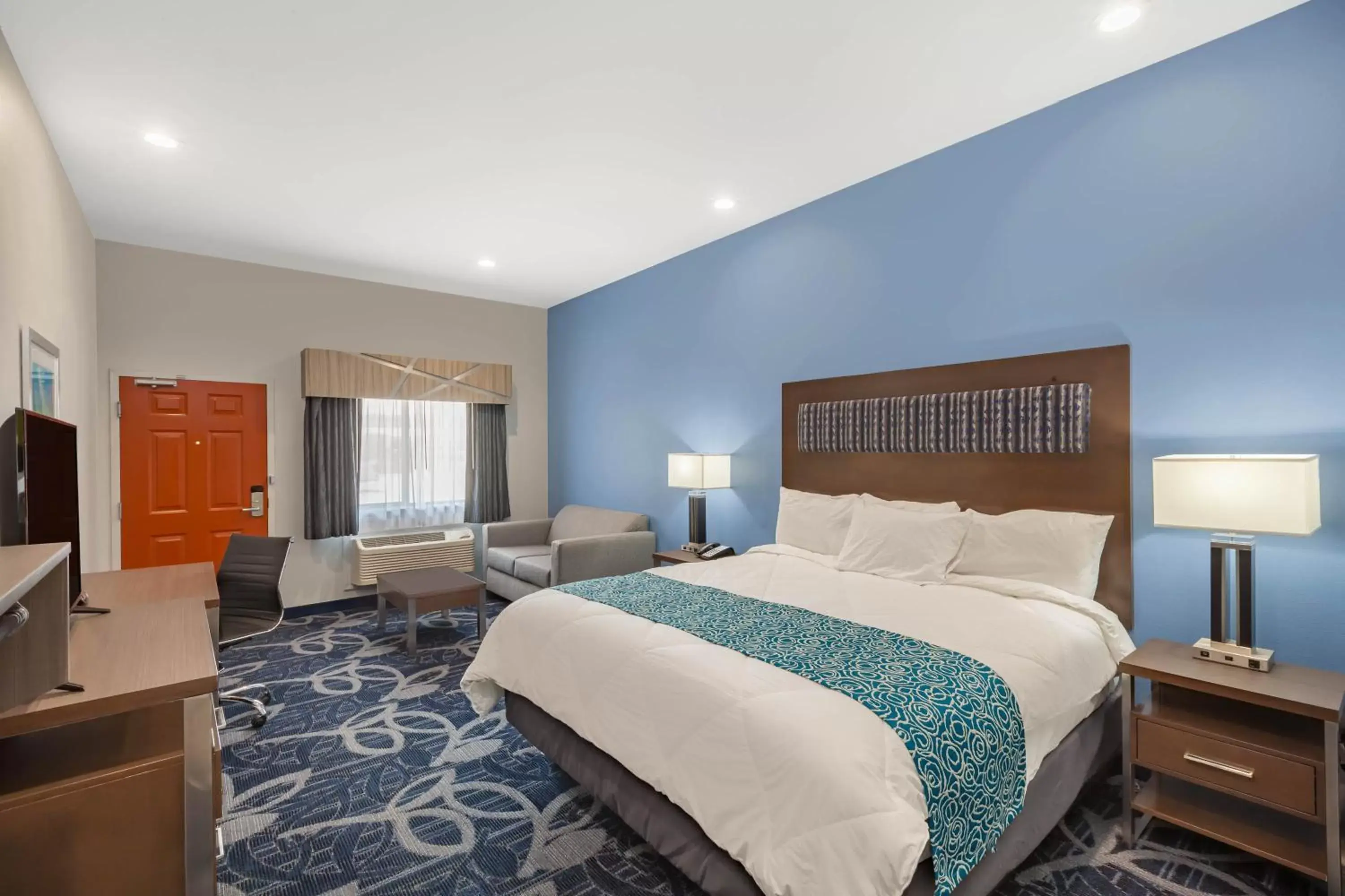 Photo of the whole room, Bed in Baymont by Wyndham Houston Hobby Airport