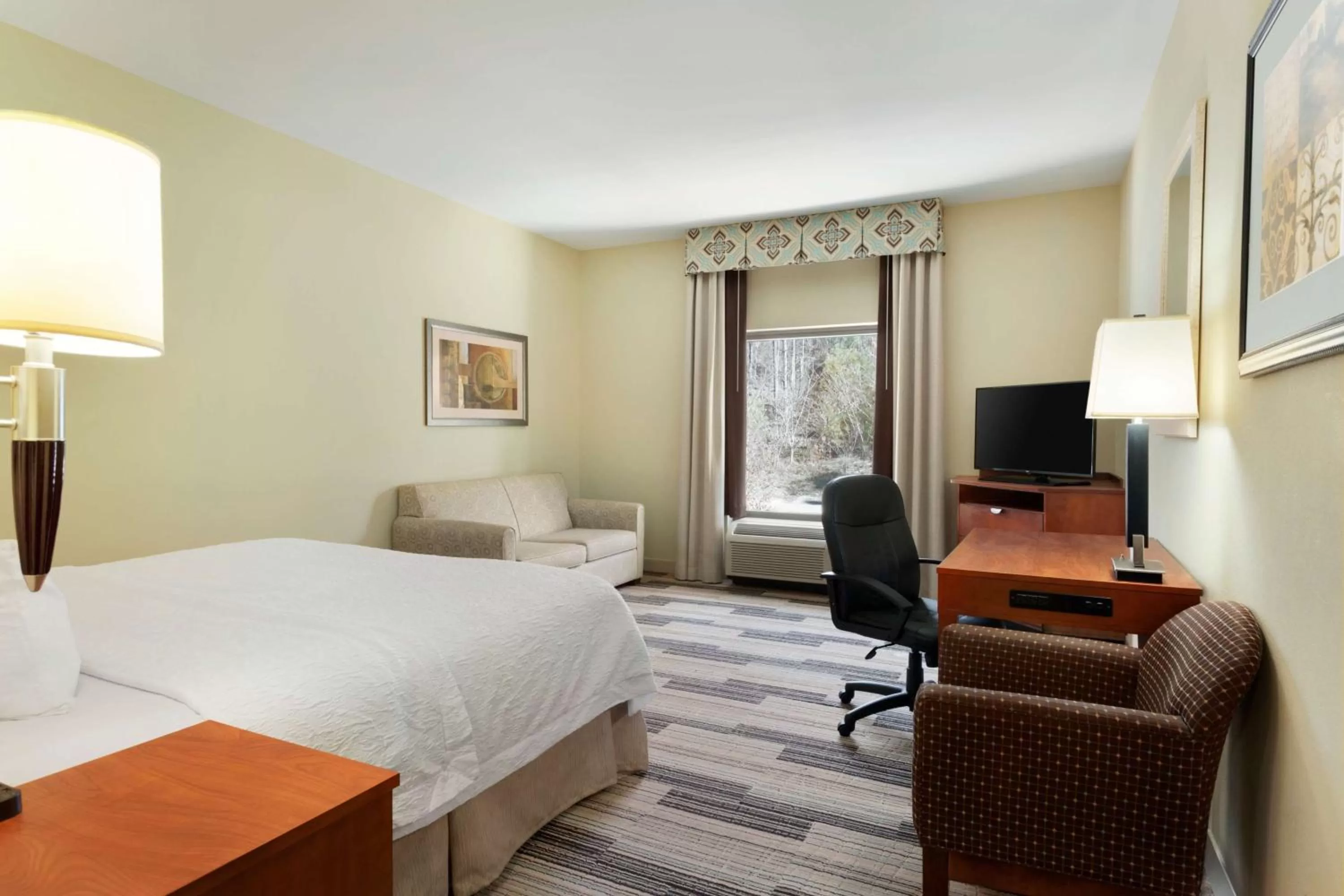 Bed in Hampton Inn & Suites Birmingham Airport Area