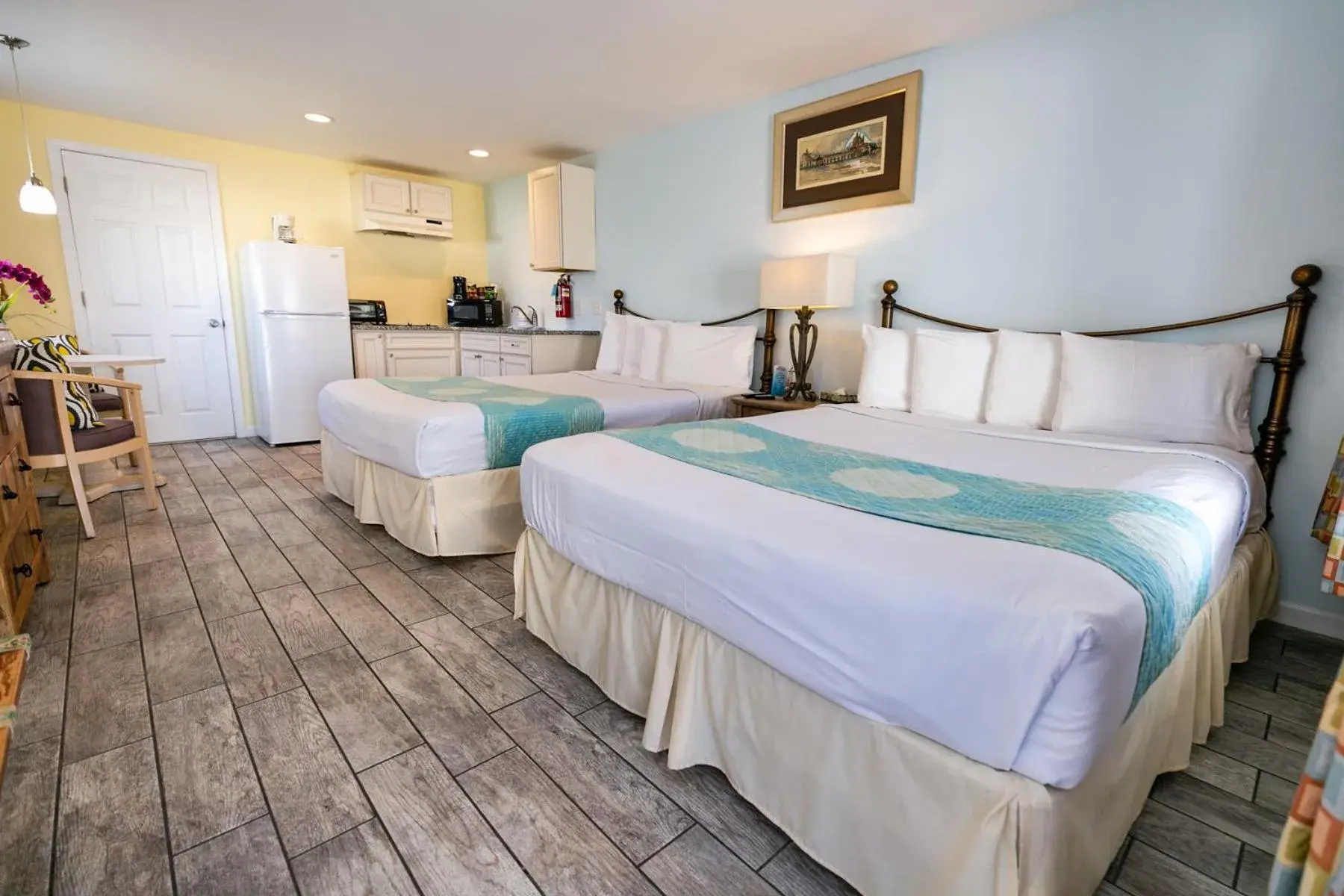 Kitchen or kitchenette, Bed in Daytona Inn and Suites