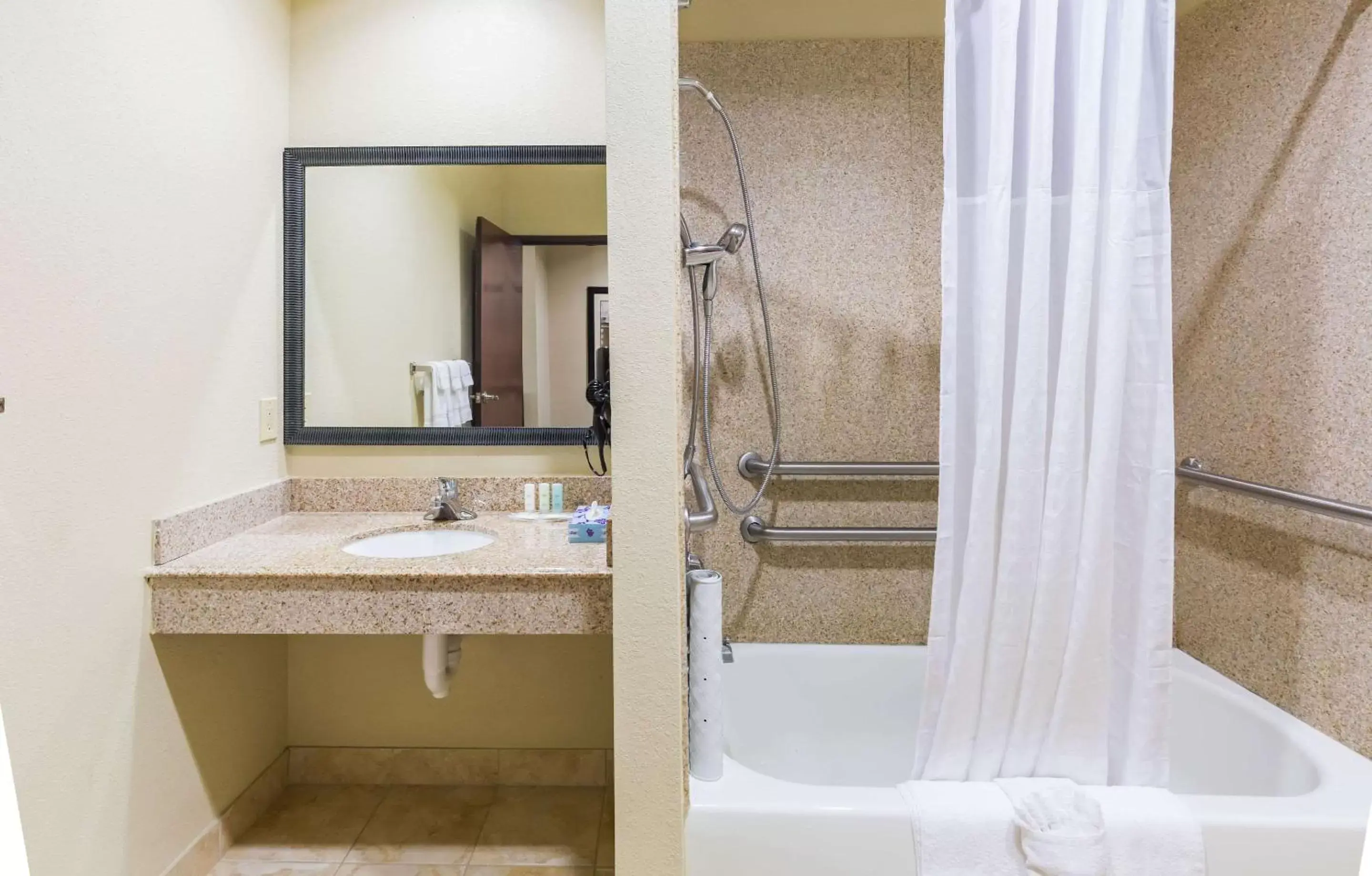 Photo of the whole room, Bathroom in Comfort Suites Beaumont I-10