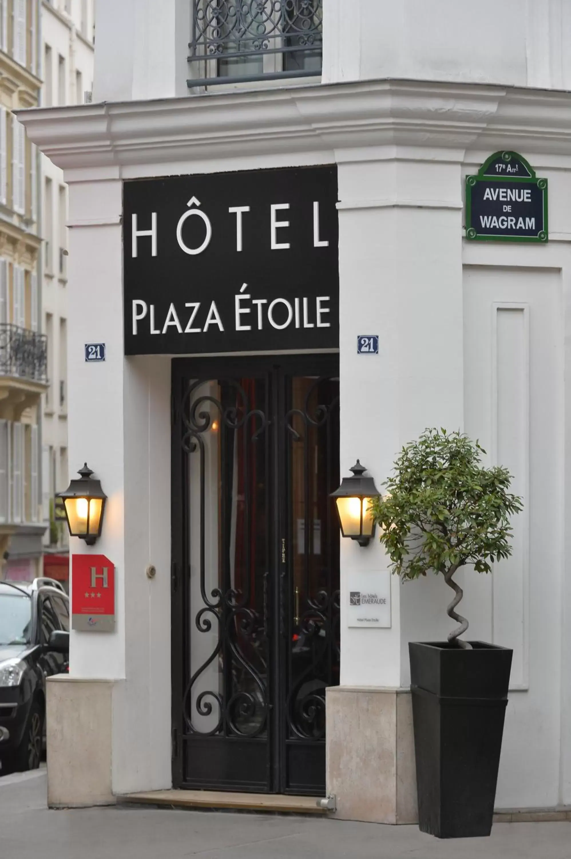Facade/entrance in Hôtel Plaza Étoile