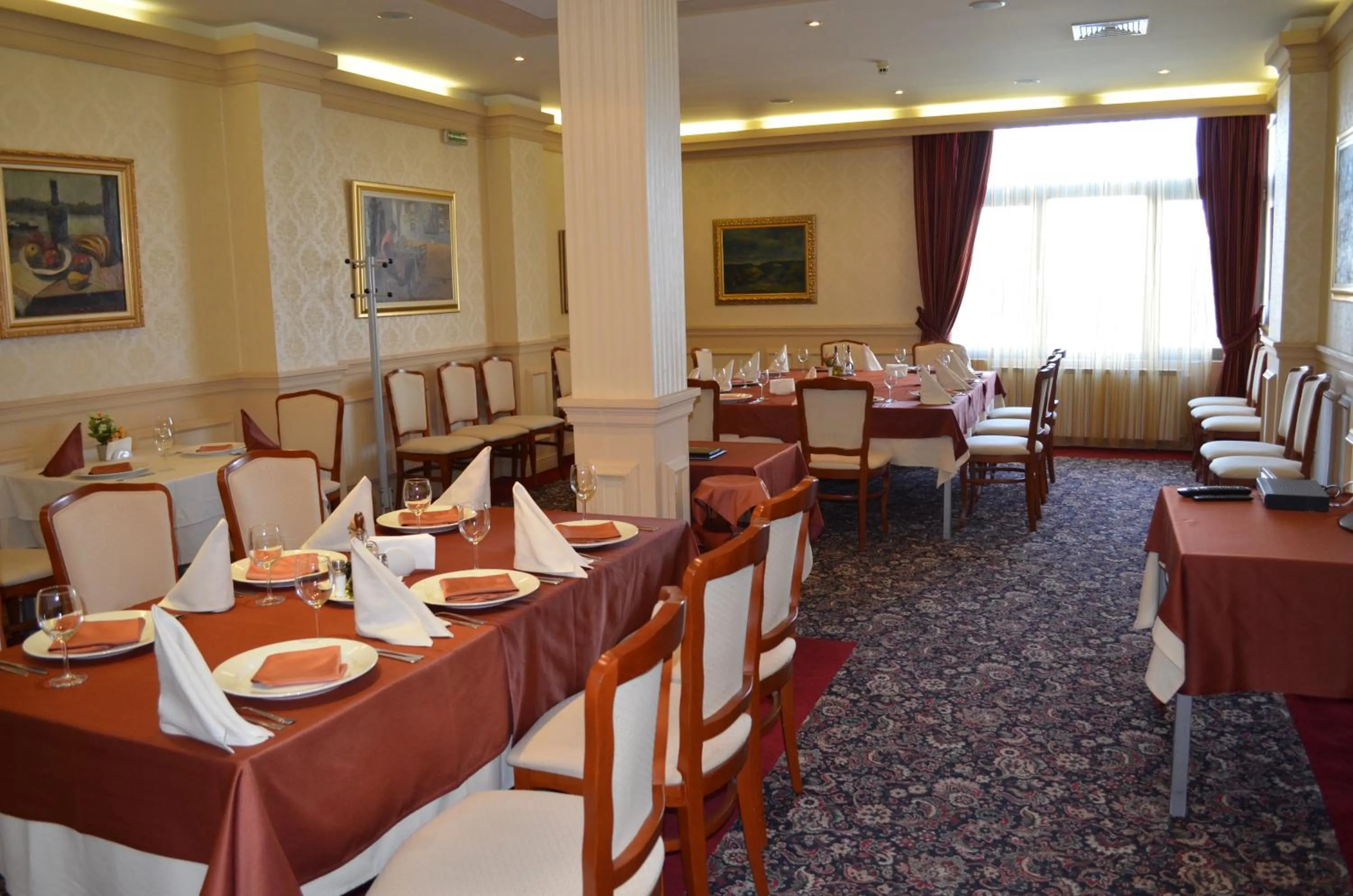Restaurant/places to eat in Hotel Bankya Palace
