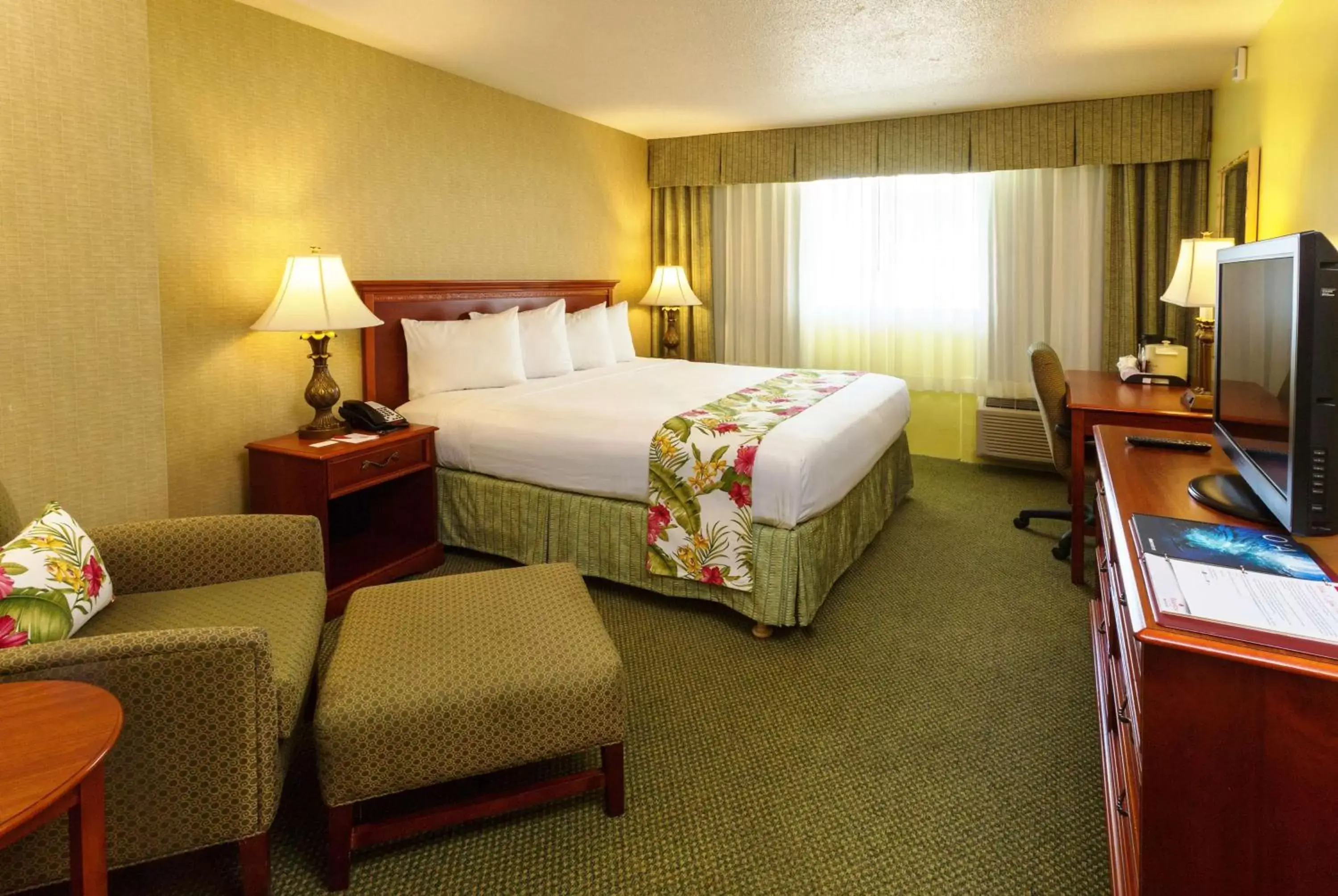 Photo of the whole room, Bed in Ramada Plaza by Wyndham Waikiki