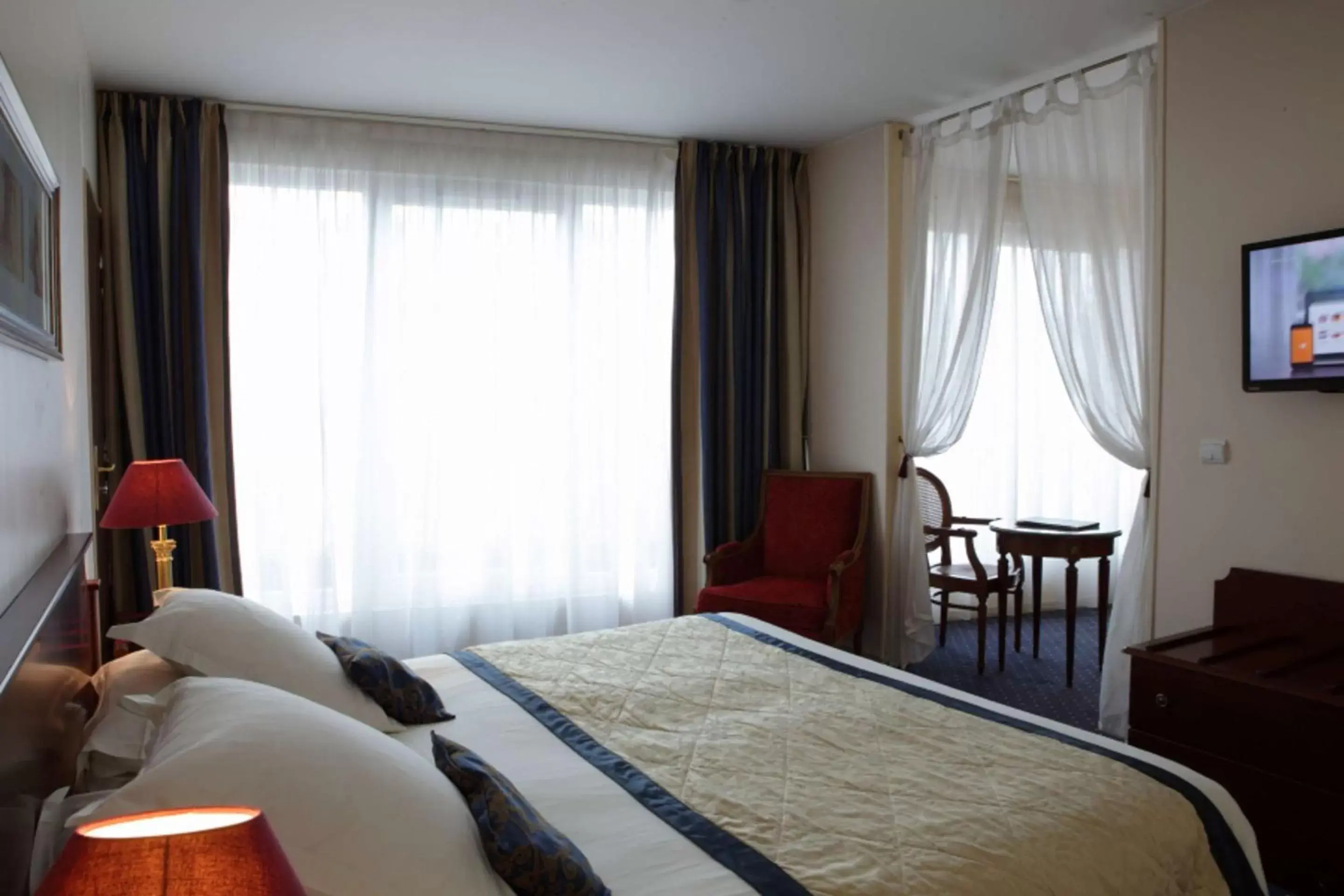 Photo of the whole room, Bed in Amiral Hôtel
