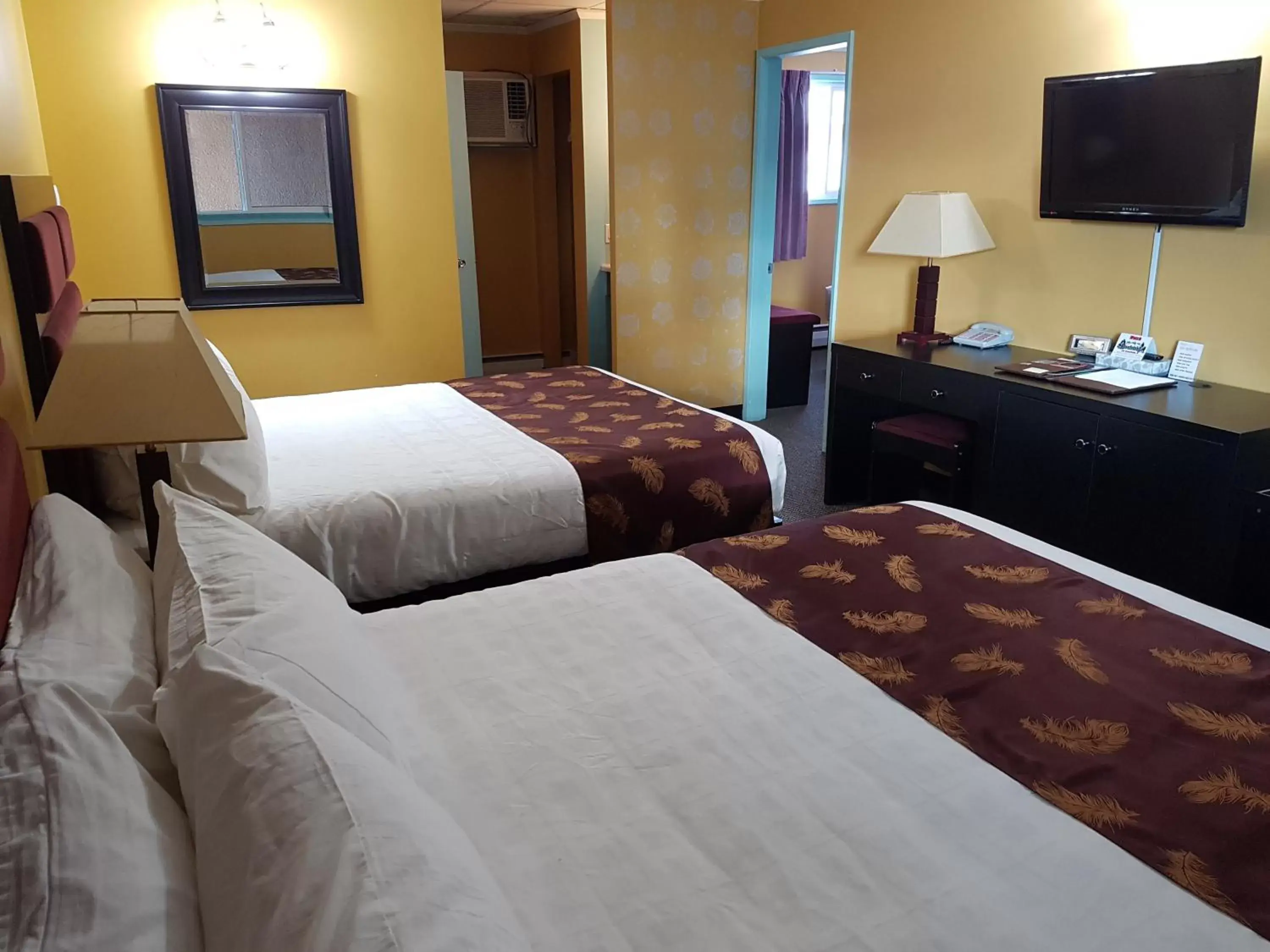 TV and multimedia, Bed in Alpine Inn & Suites