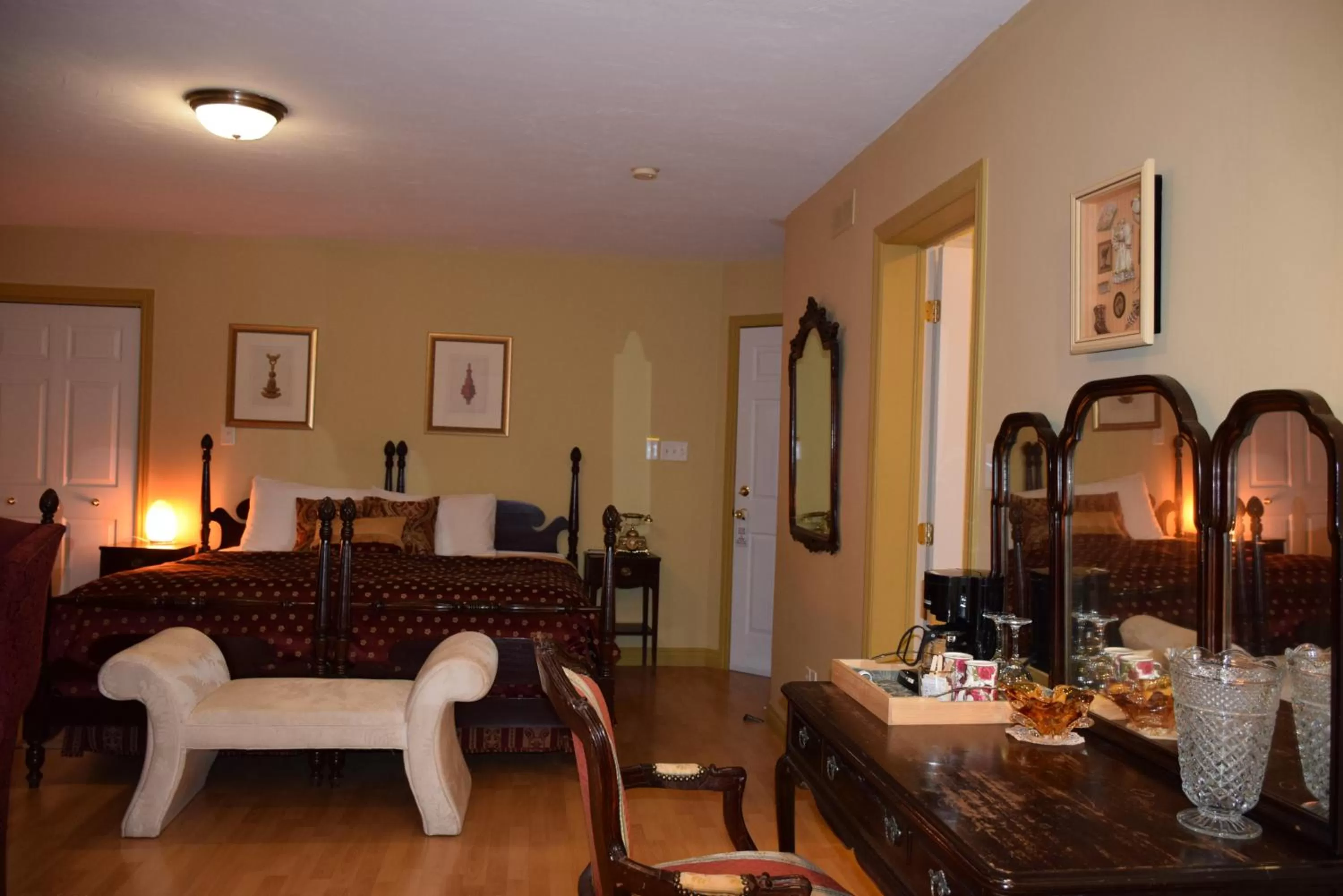 Photo of the whole room in Auberge Wild Rose Inn