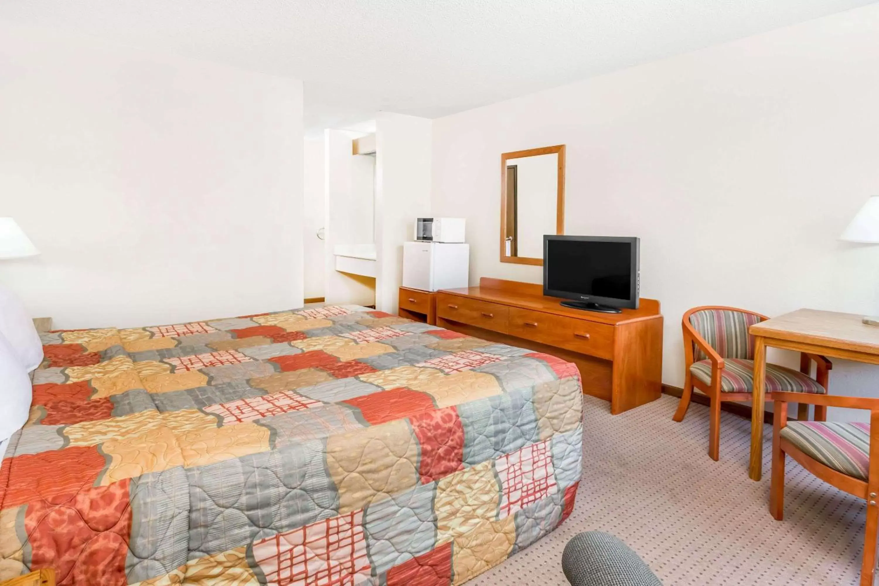 Photo of the whole room, Bed in Days Inn by Wyndham Iron Mountain