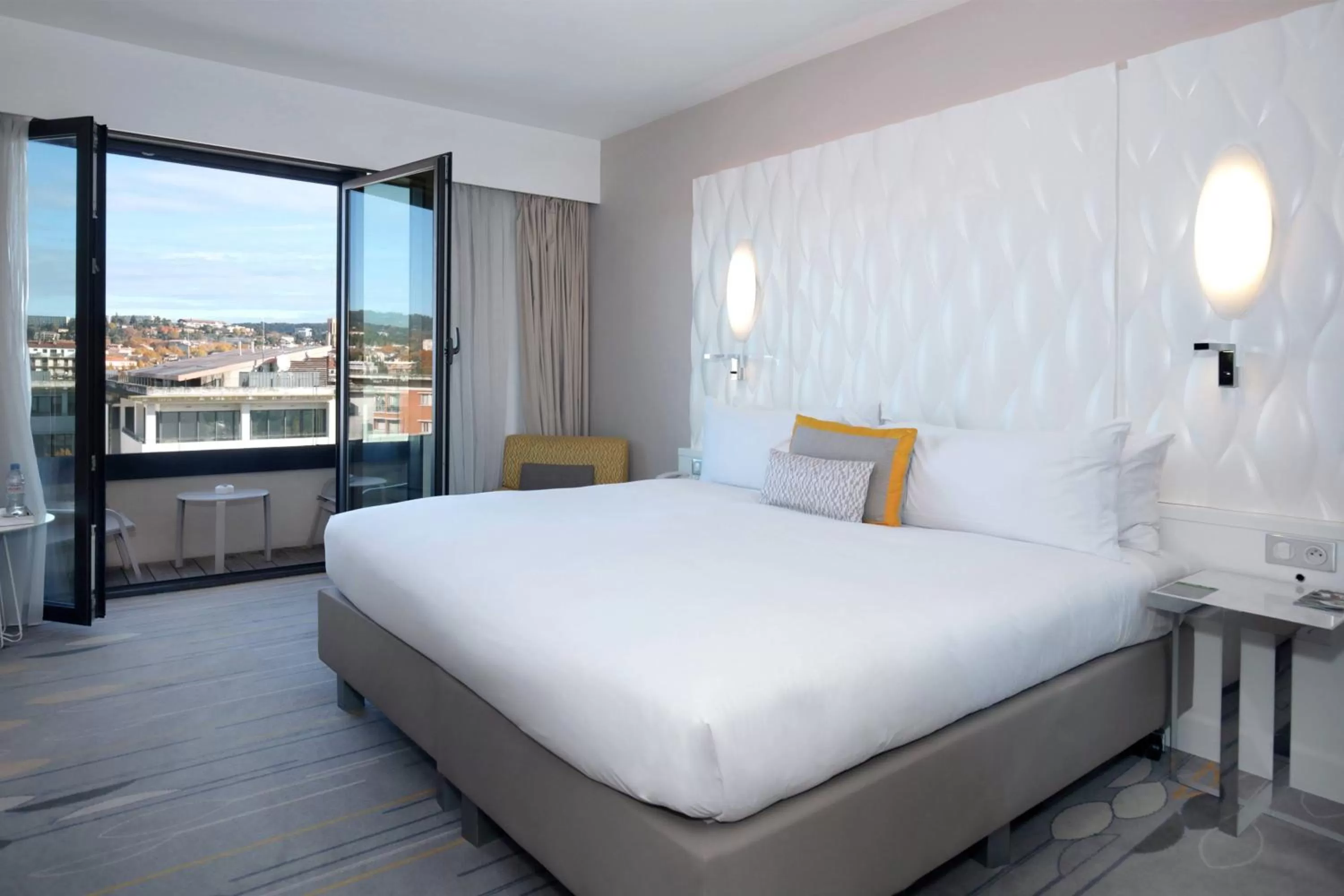 Photo of the whole room, Bed in Renaissance Aix-en-Provence Hotel