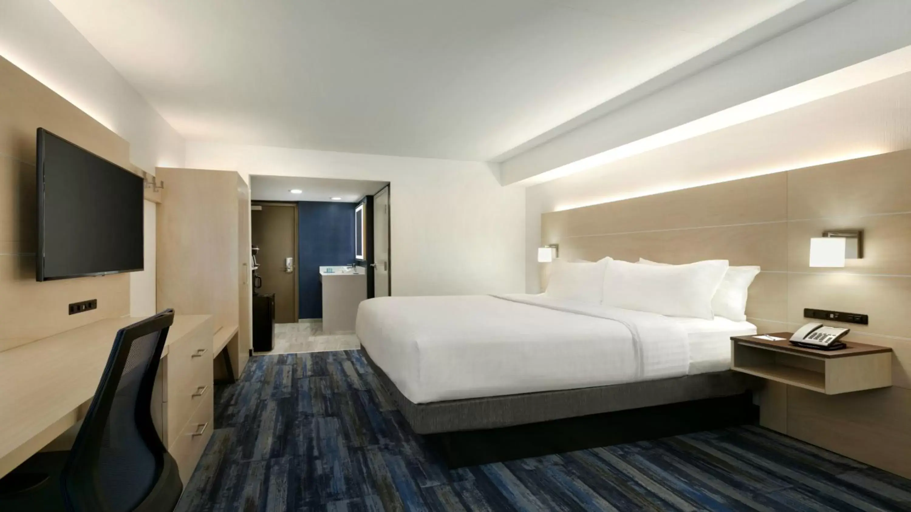 Photo of the whole room, Bed in Holiday Inn Express - Williamsburg Busch Gardens Area, an IHG Hotel