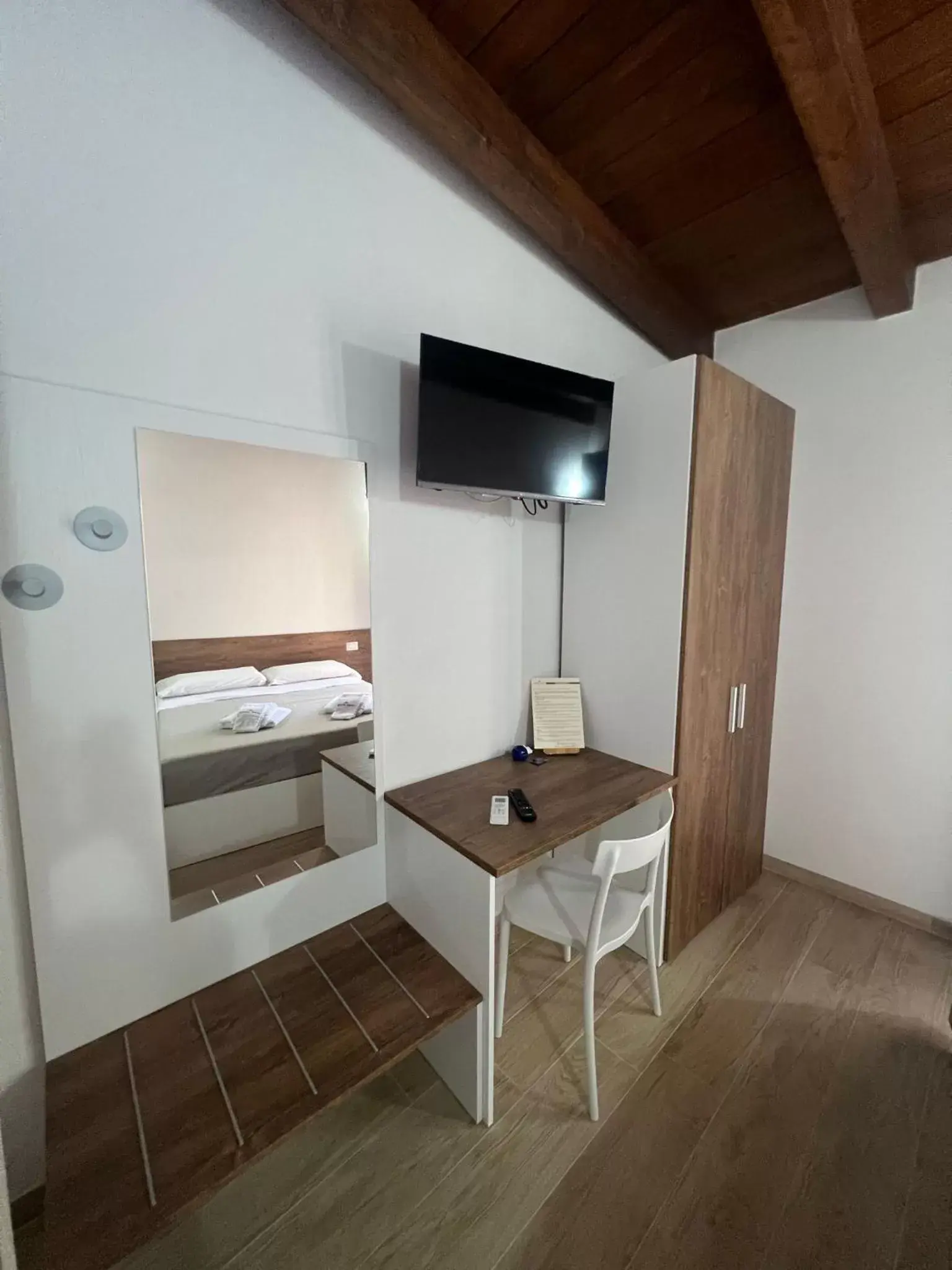 Bed, TV/Entertainment Center in B&B Vittorio Emanuele