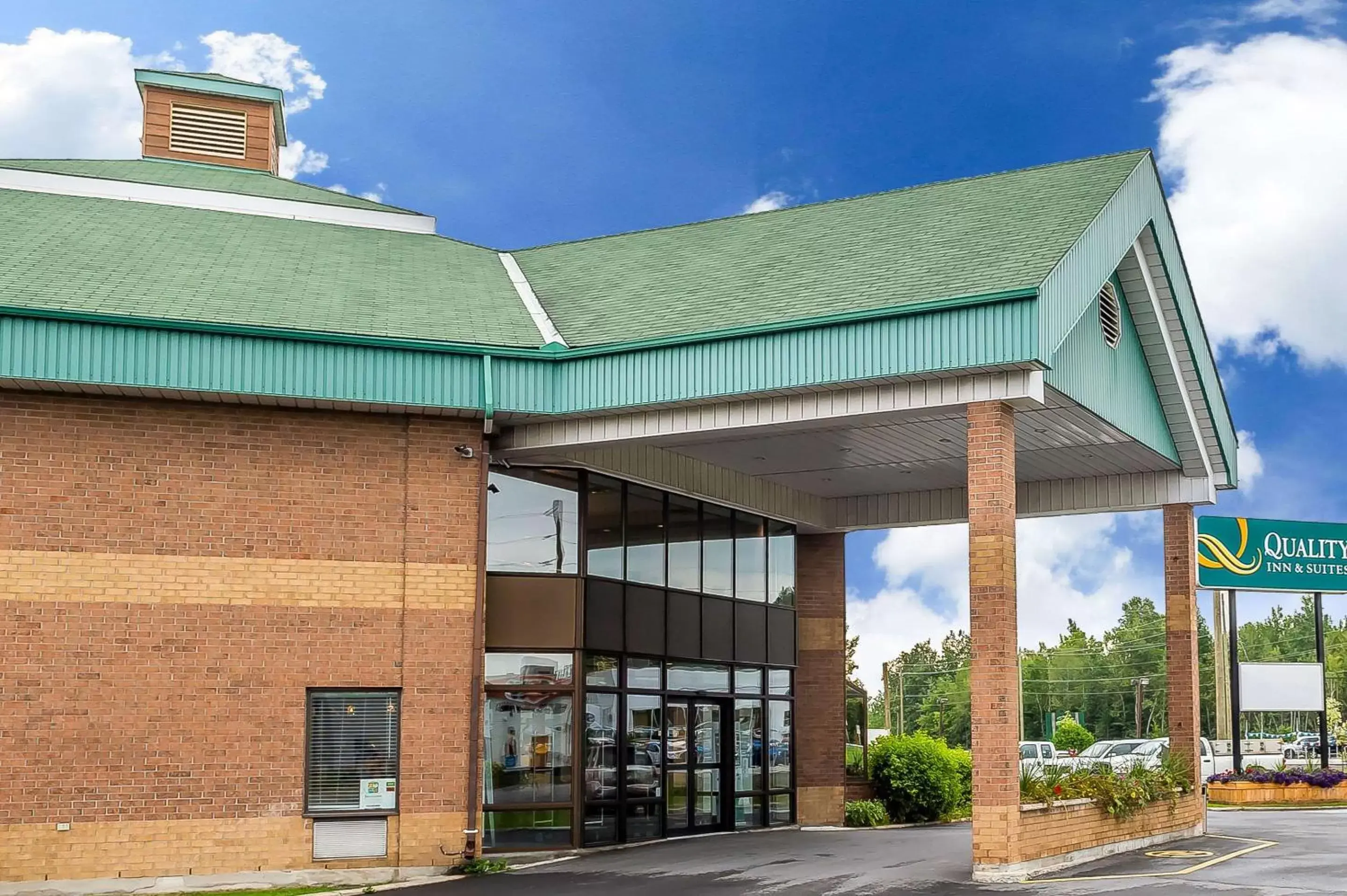 Property Building in Quality Inn & Suites Hawkesbury