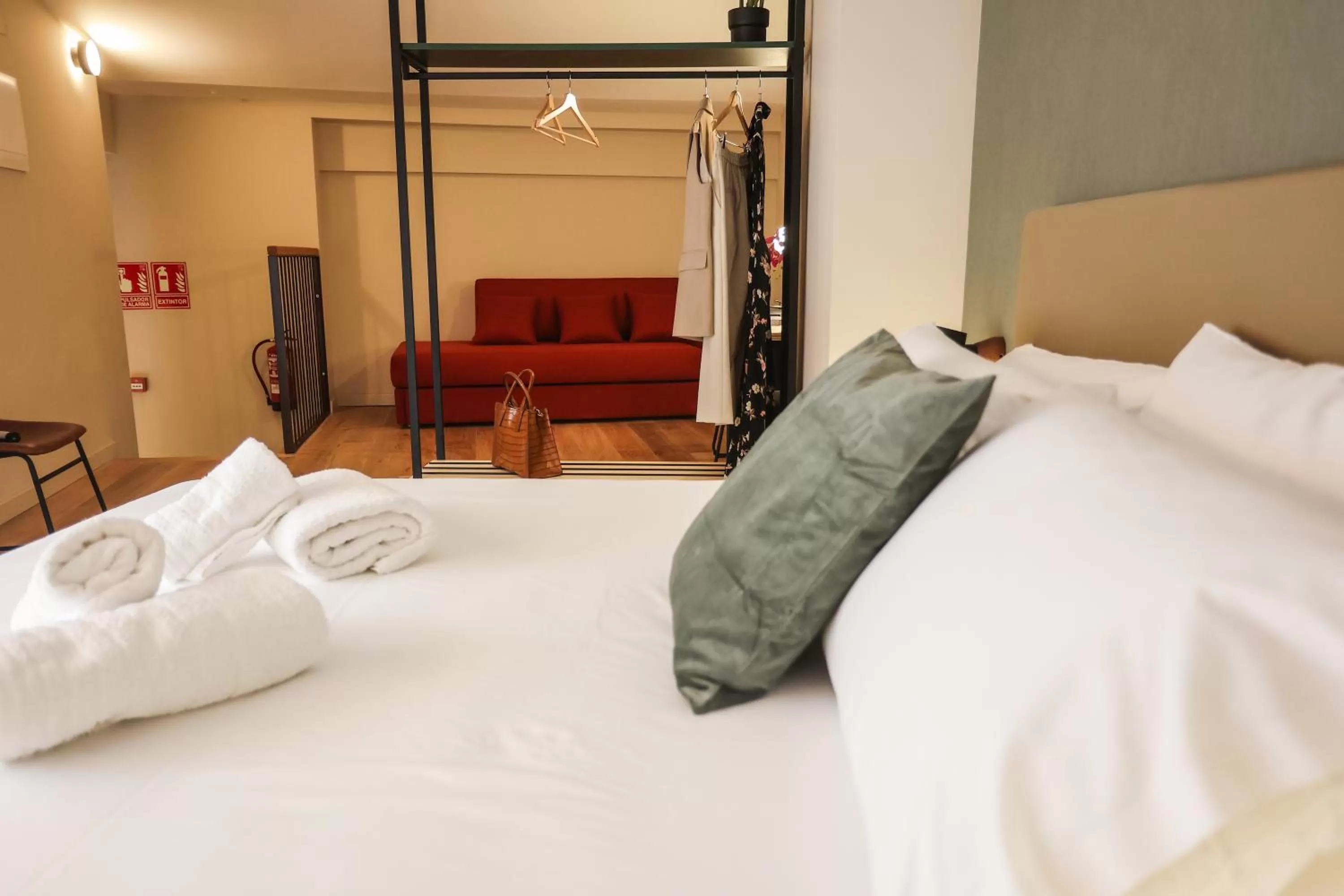 Photo of the whole room, Bed in Mythic Valencia