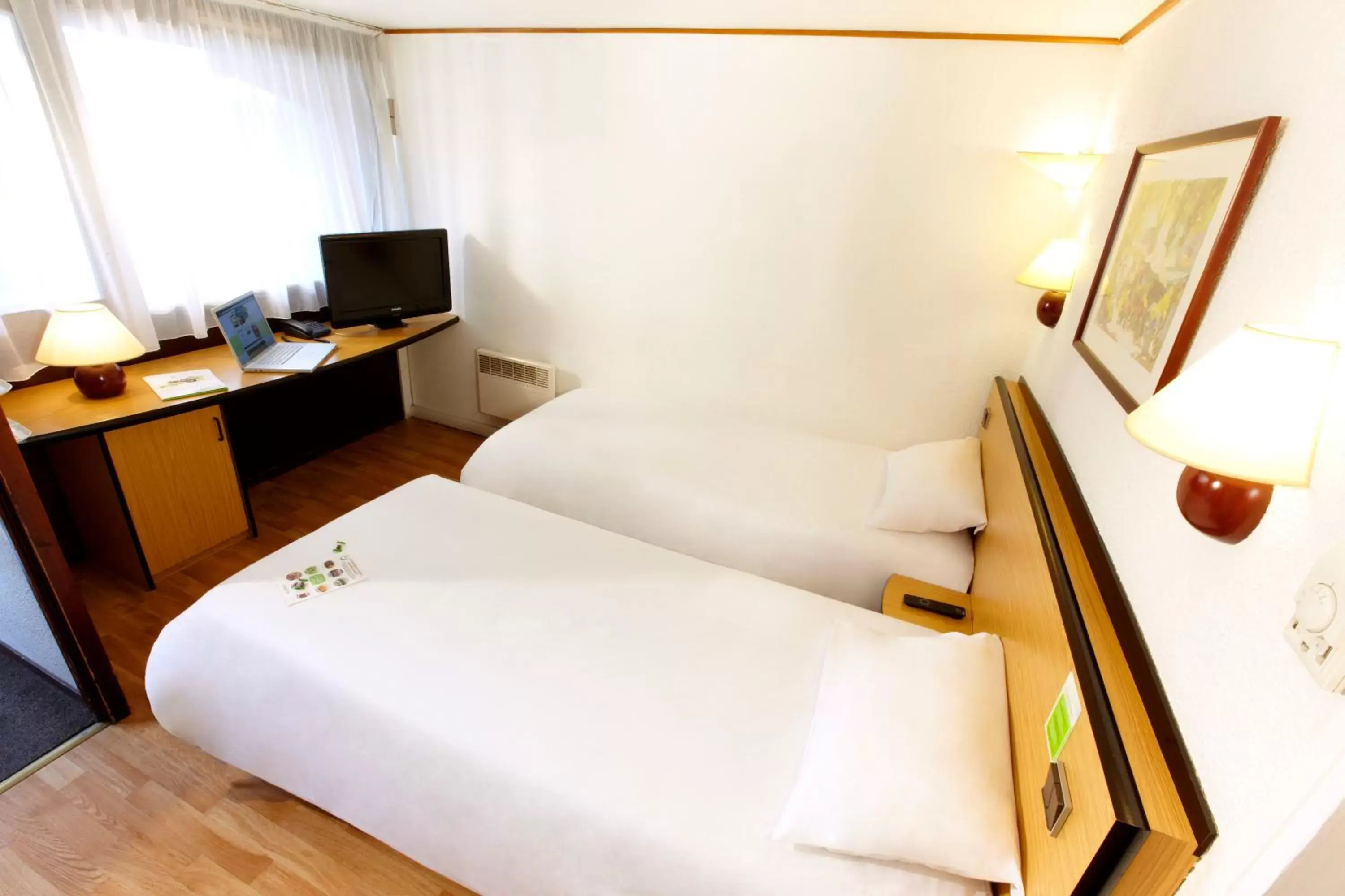 Bedroom, Bed in Campanile Strasbourg - Illkirch Geispolsheim Bedroom, Bed in Campanile Strasbourg - Illkirch Geispolsheim