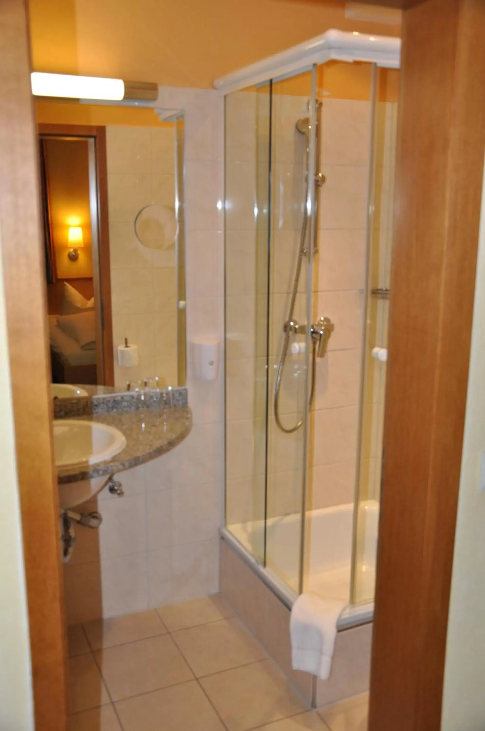 Shower, Bathroom in City Partner Hotel Strauss