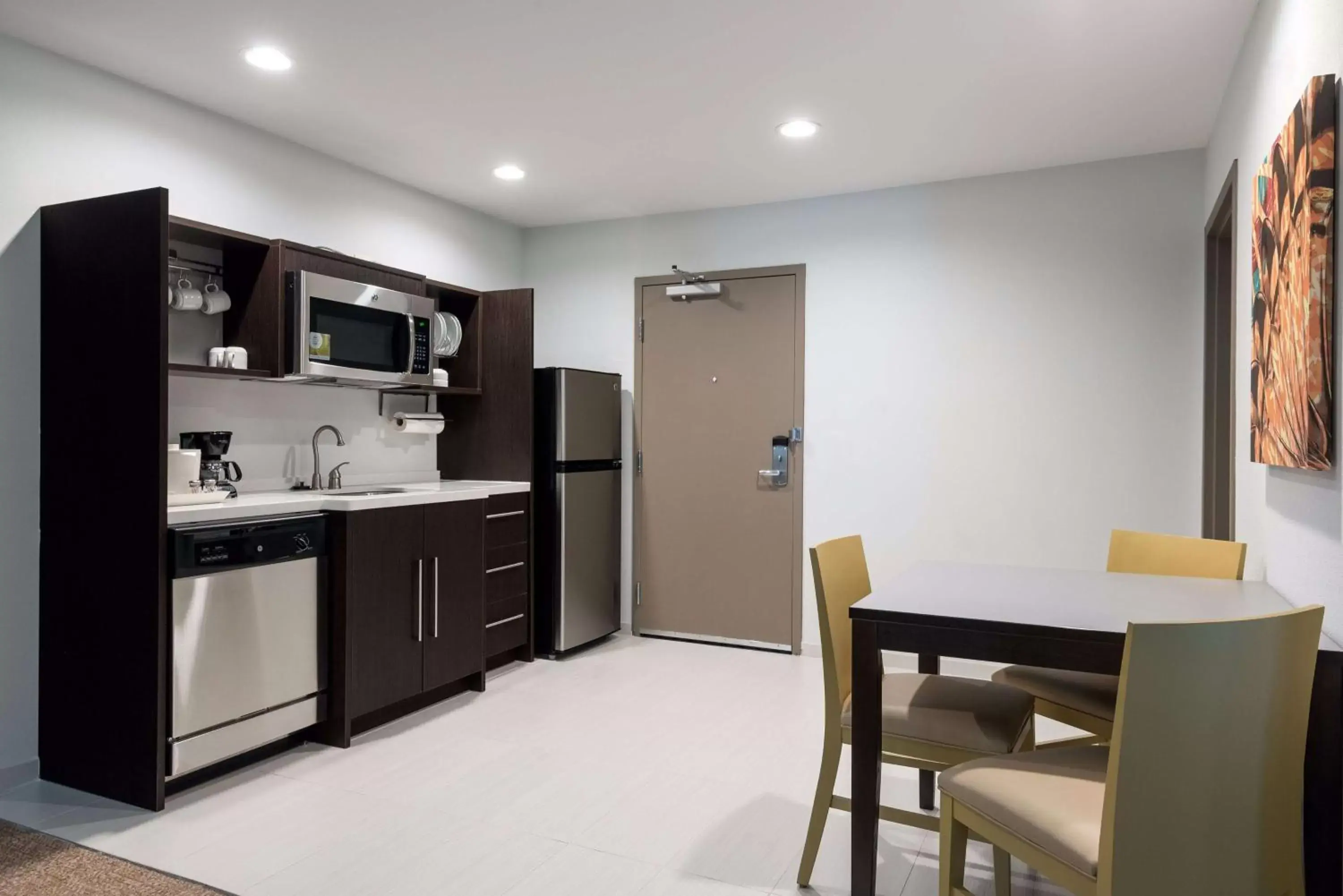 Kitchen or kitchenette, Kitchen/Kitchenette in Home2 Suites by Hilton Charlotte University Research Park
