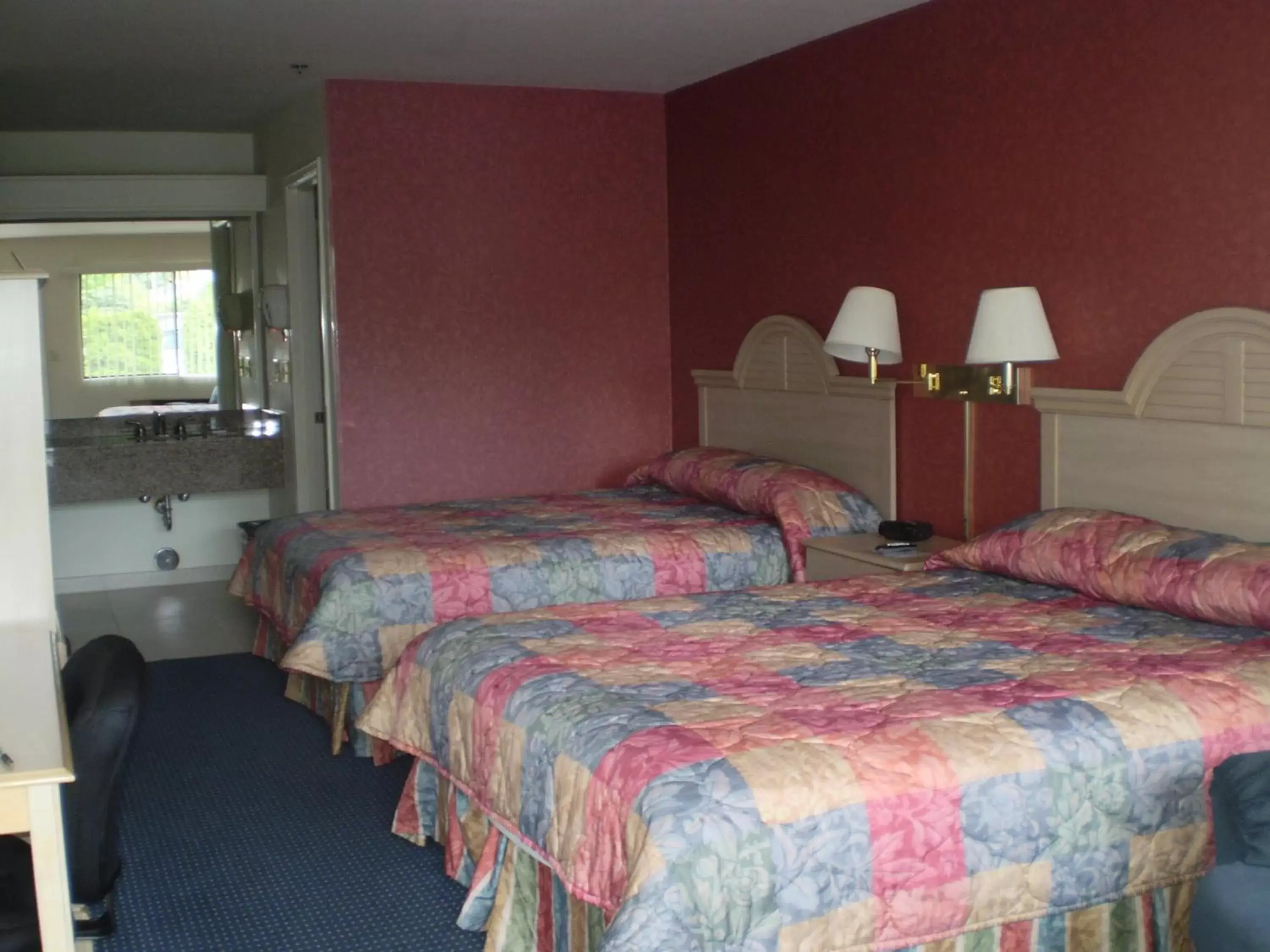 Standard Queen Room with Two Queen Beds in Lewis River Inn