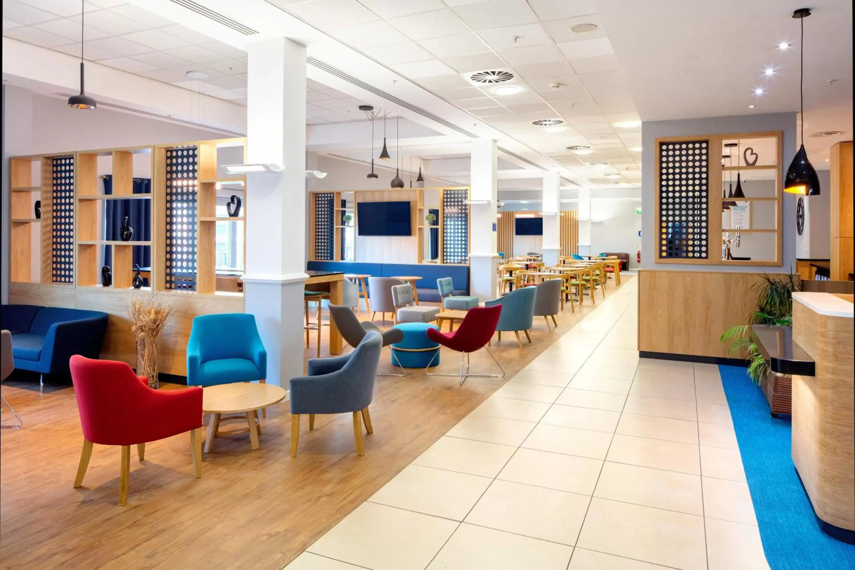 Lounge or bar in Holiday Inn Express Hull City Centre, an IHG Hotel