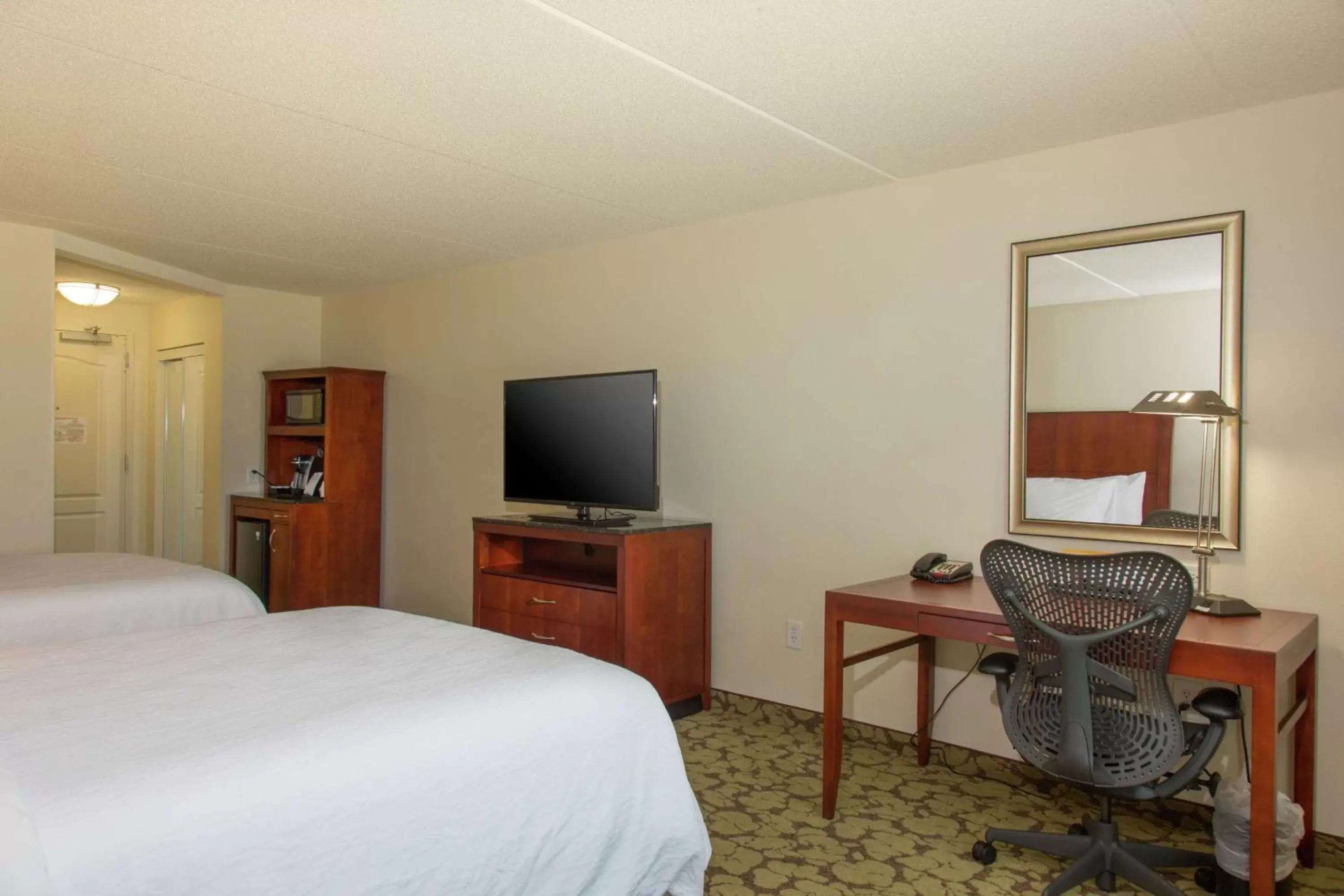 Bedroom, TV/Entertainment Center in Hilton Garden Inn Myrtle Beach/Coastal Grand Mall