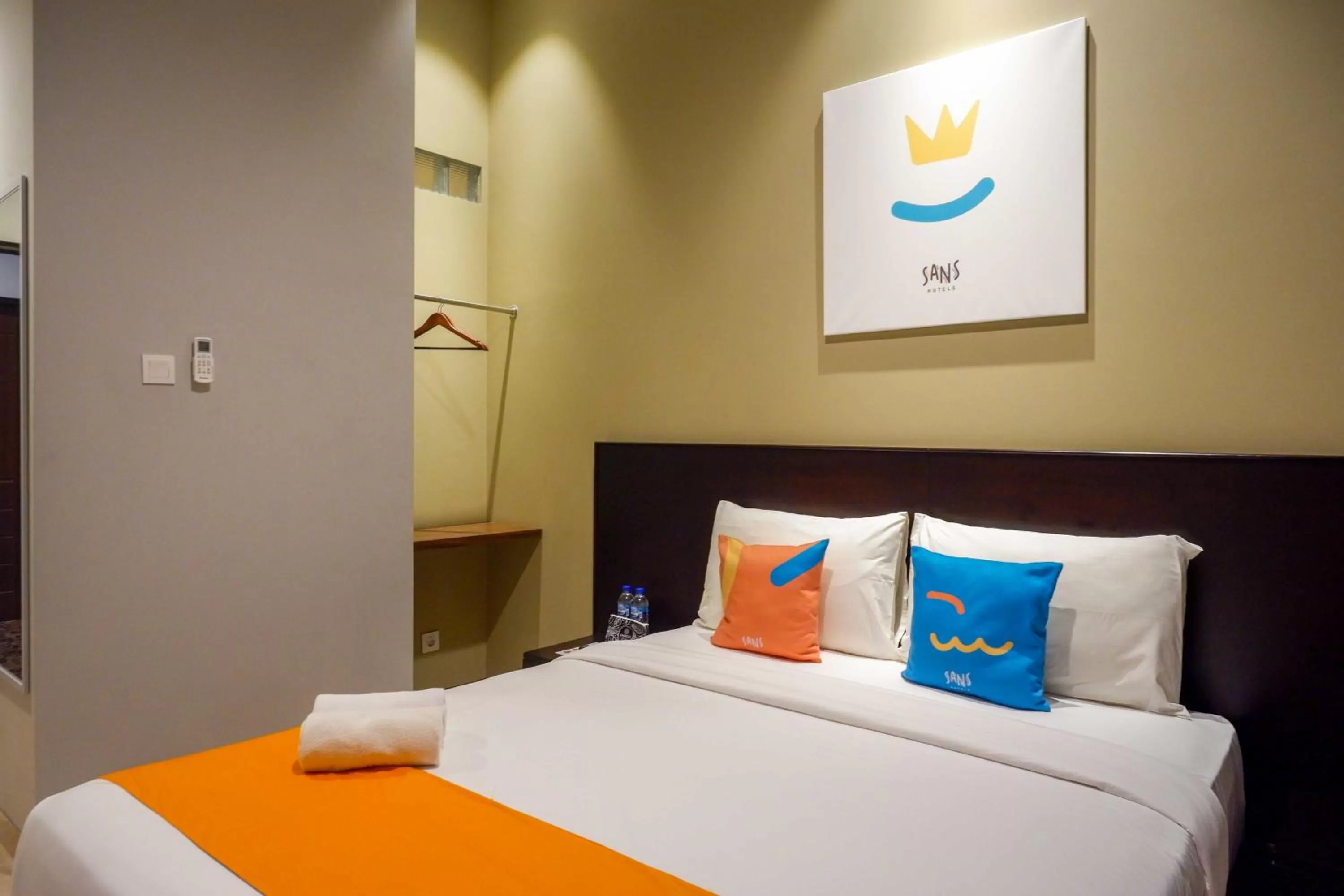 Bedroom, Bed in Sans Hotel Empress Simpang Lima