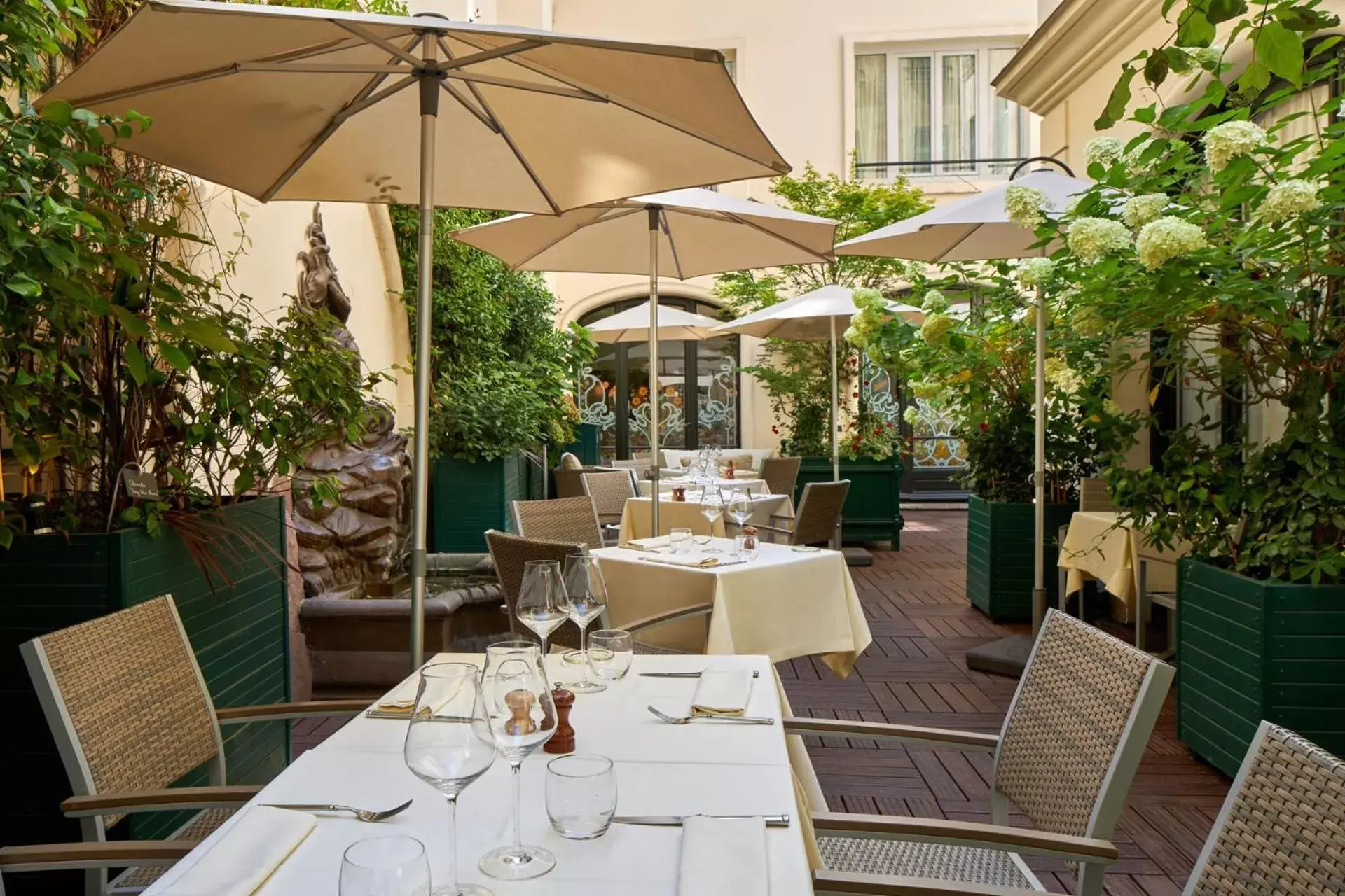 Patio, Restaurant/Places to Eat in Hôtel Regina Louvre