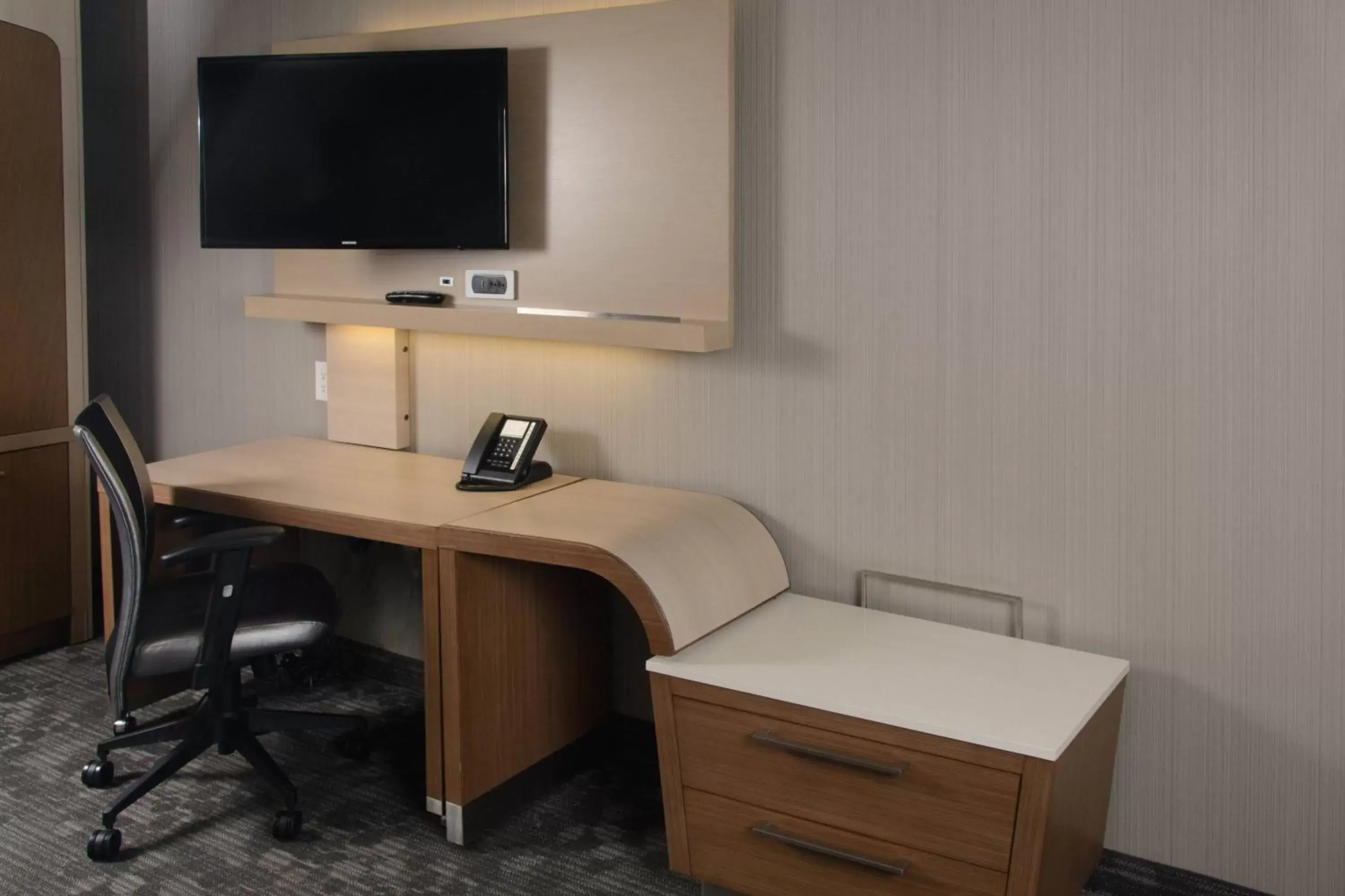 Photo of the whole room, TV/Entertainment Center in Courtyard by Marriott Toronto Northeast/Markham