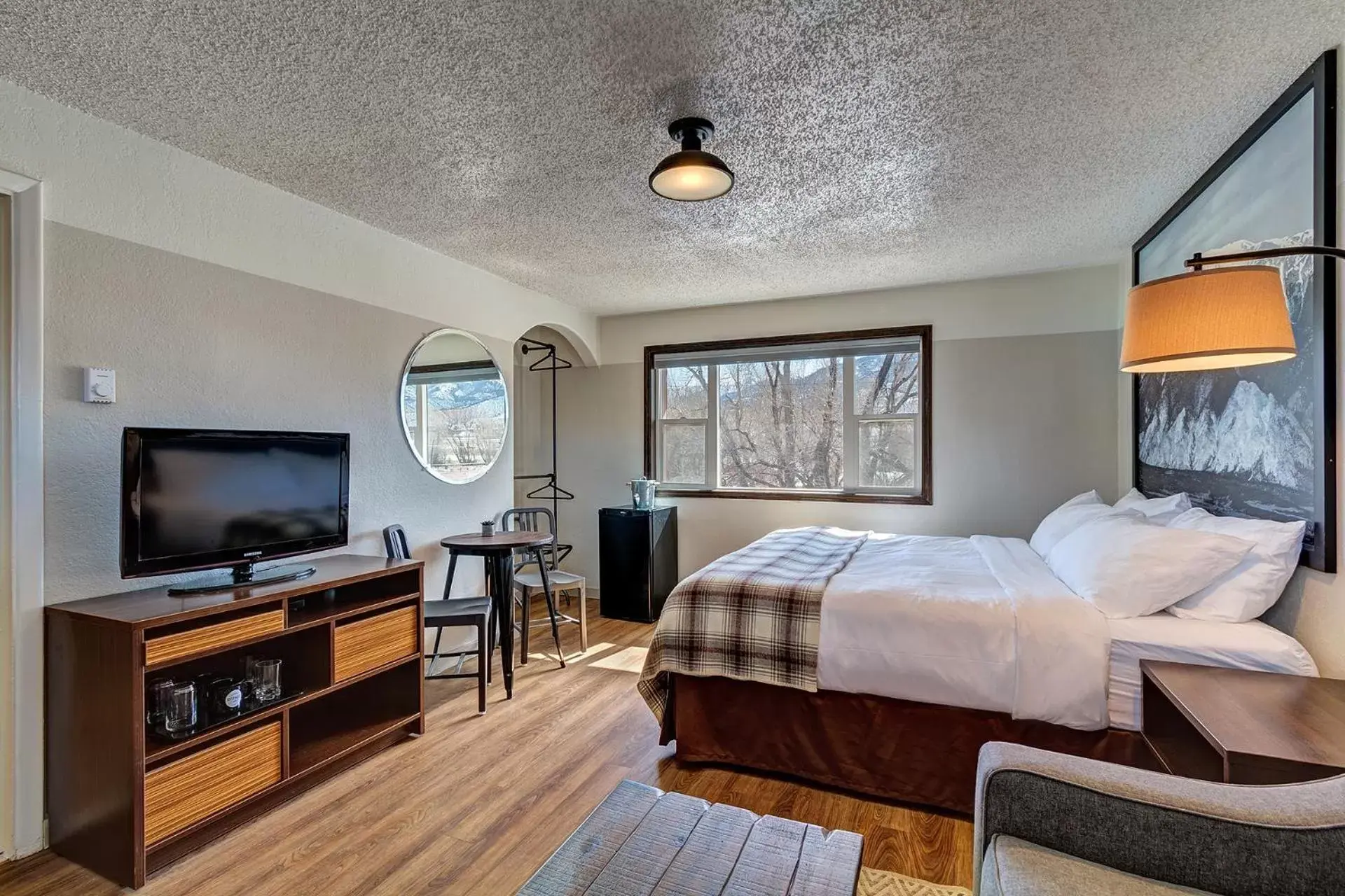 Bedroom, TV/Entertainment Center in Loyal Duke Lodge