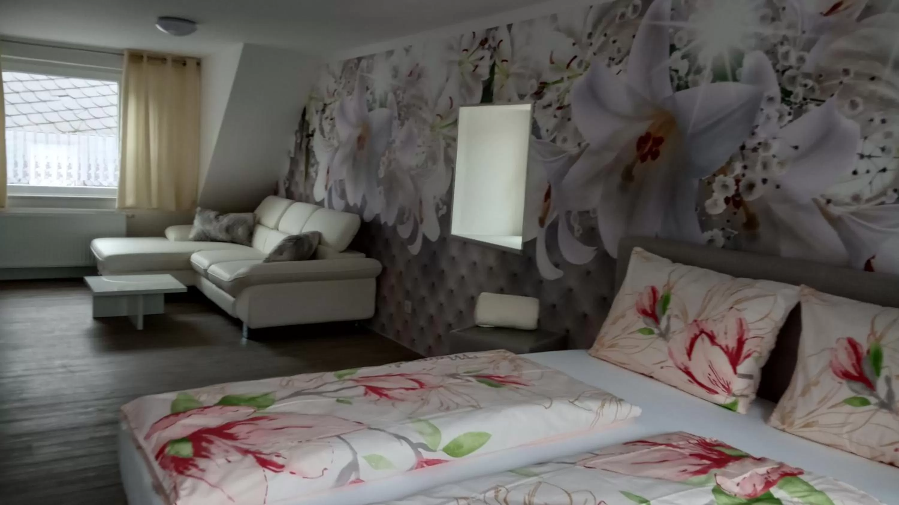 Seating area, Bed in Gästehaus - Café Frank