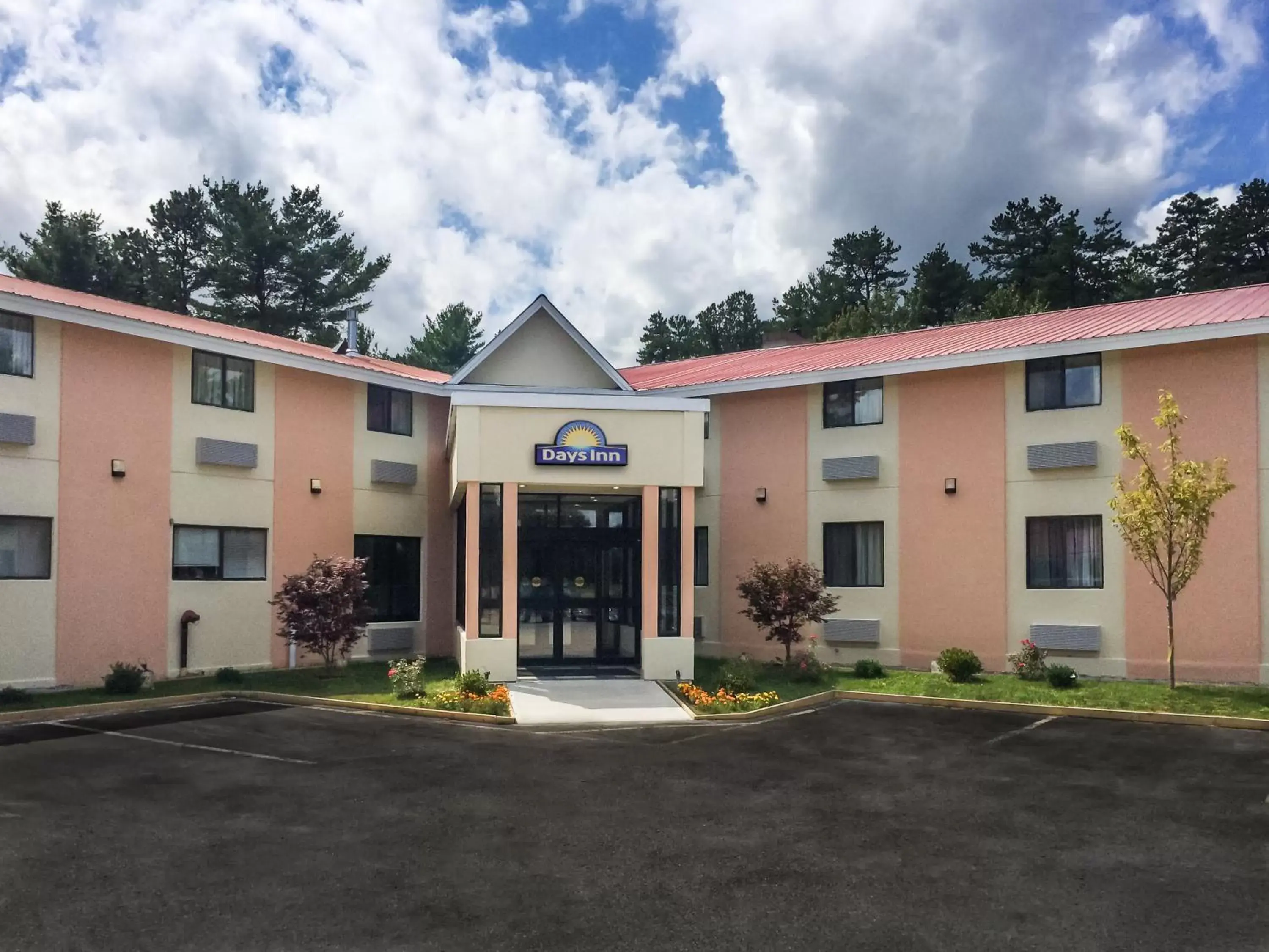 Facade/entrance in Days Inn by Wyndham Tamworth Facade/entrance in Days Inn by Wyndham Tamworth