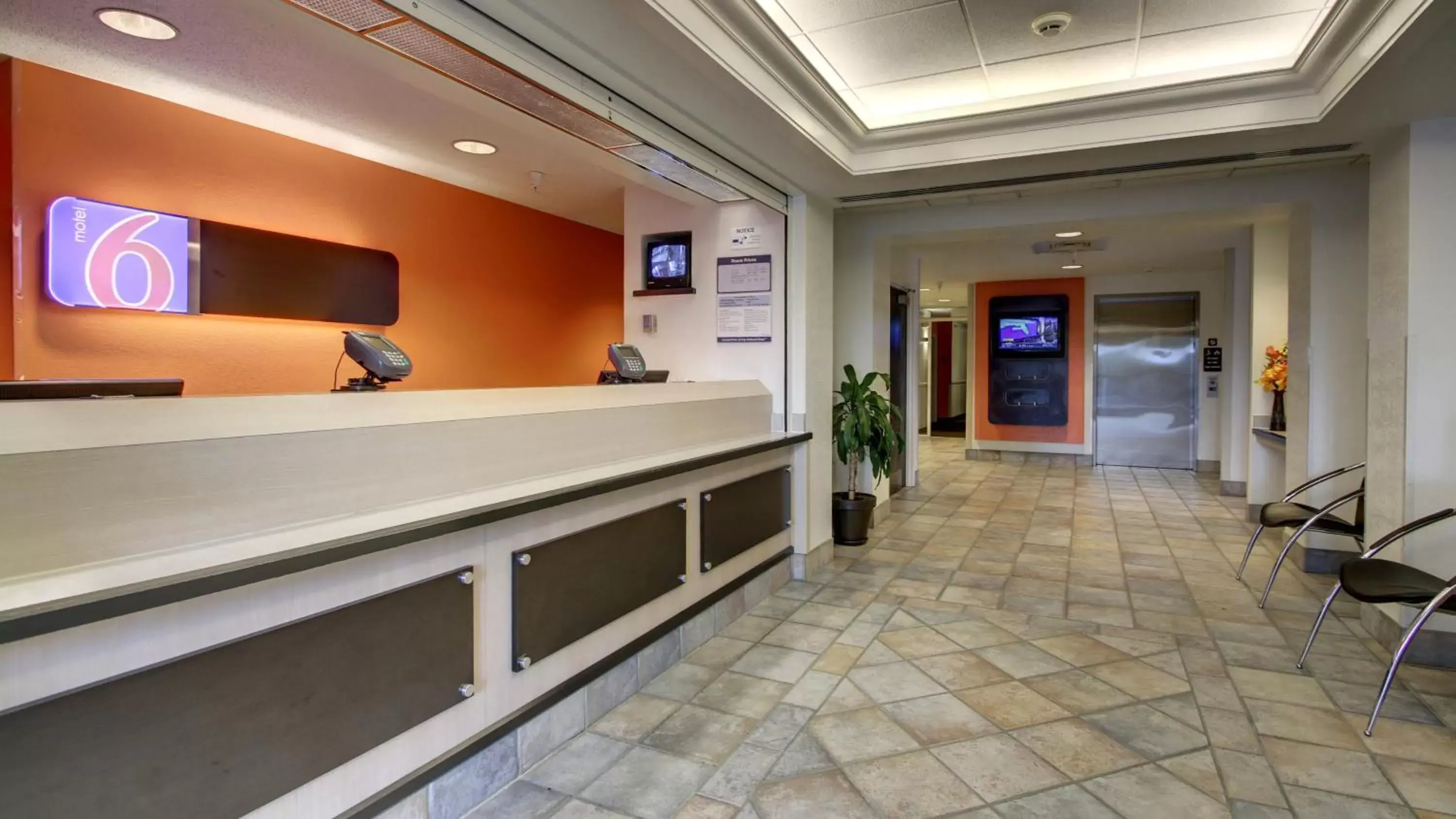 Lobby or reception, Lobby/Reception in Motel 6-Springfield, IL