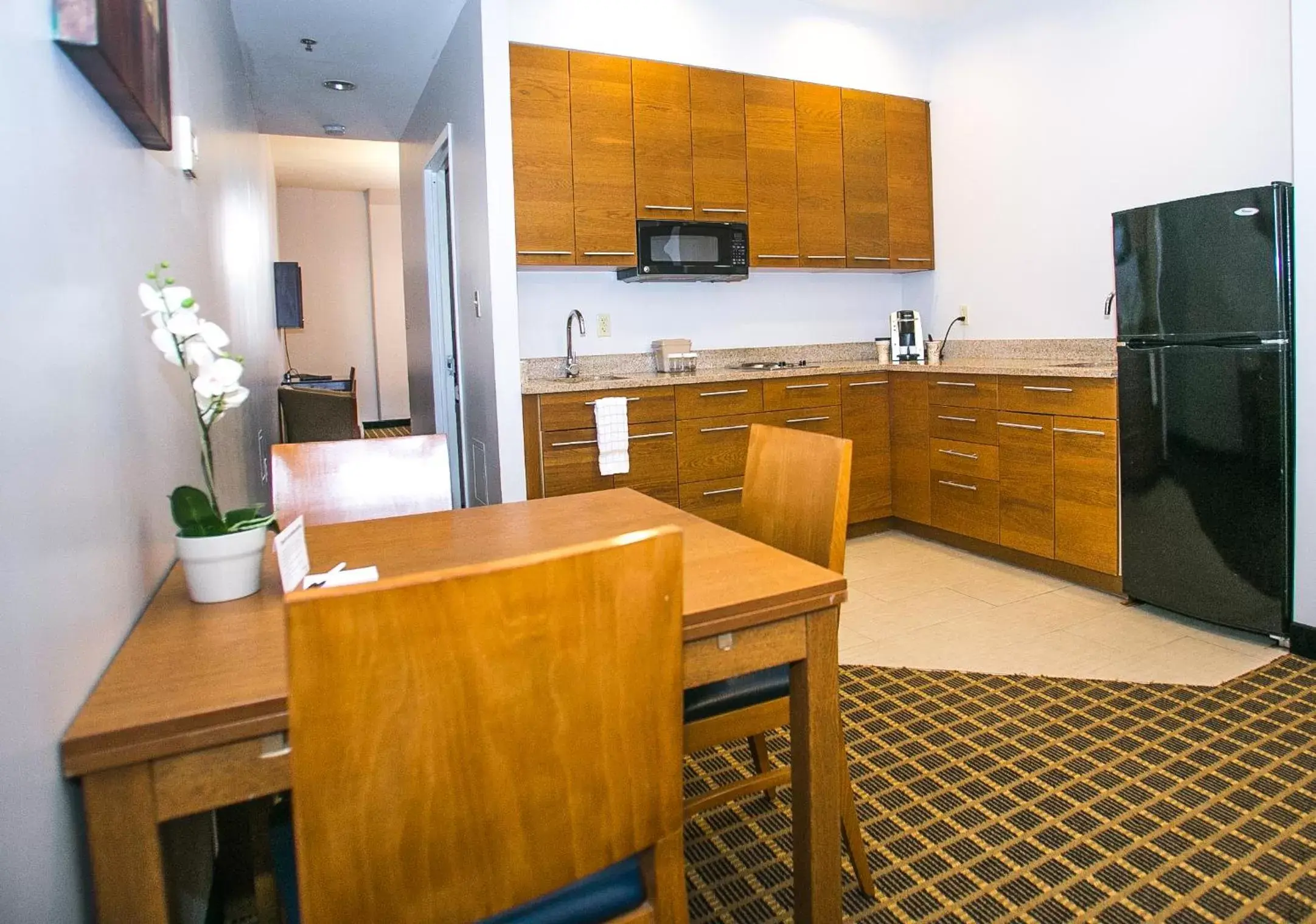 Kitchen/Kitchenette in Pointe Plaza Hotel