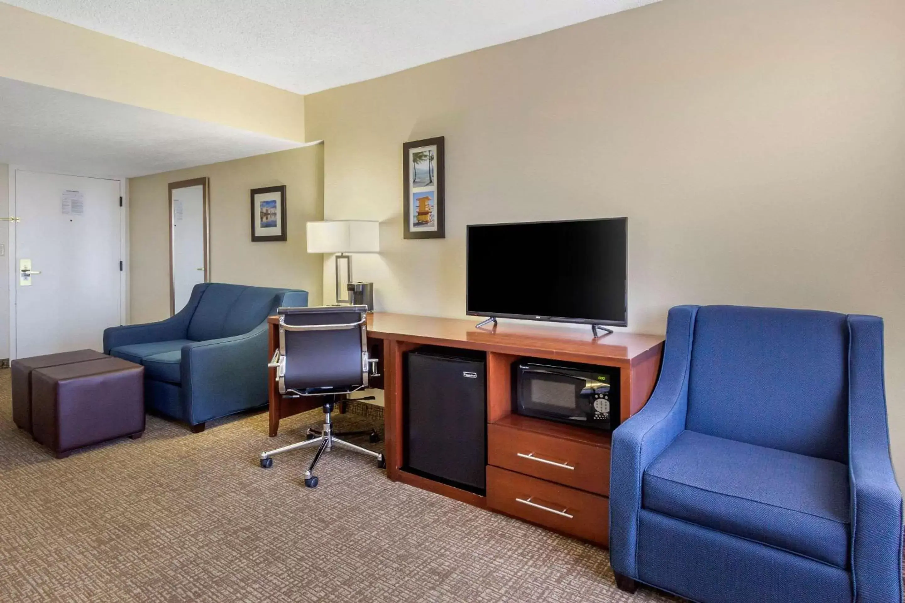 Photo of the whole room, TV/Entertainment Center in Comfort Inn St Petersburg North