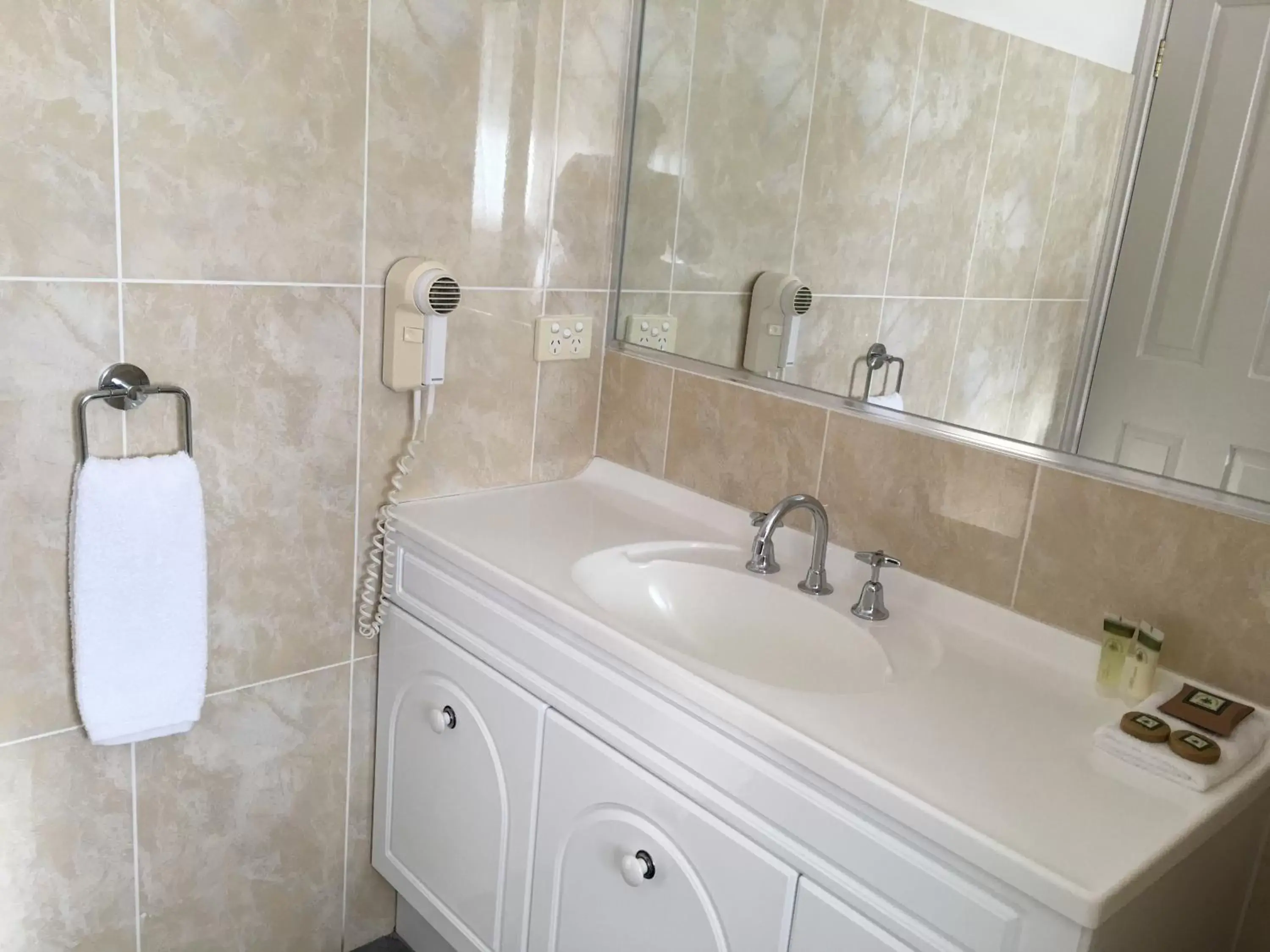 Twin Room in Tuckerbox Motor Inn Twin Room in Tuckerbox Motor Inn