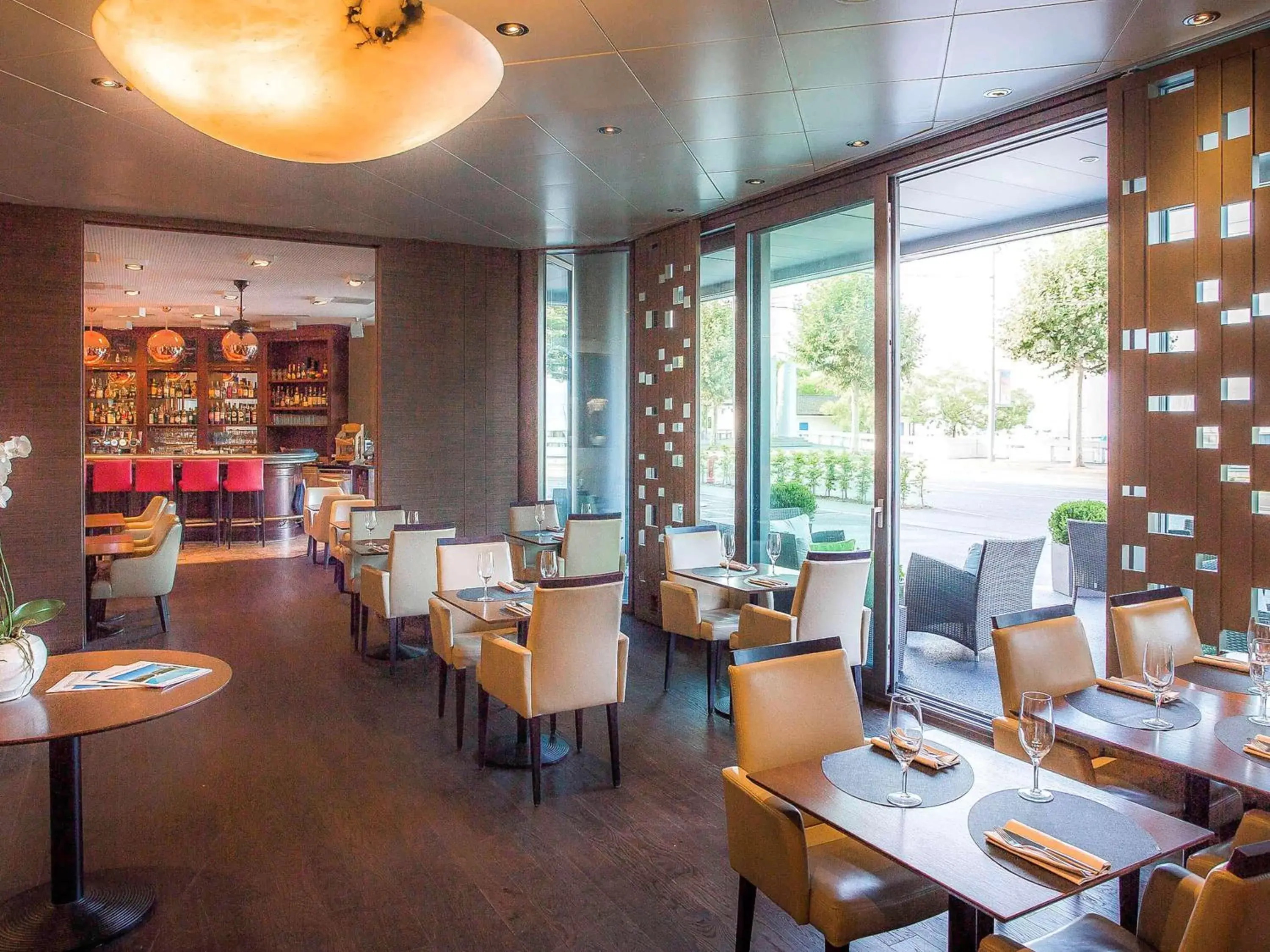 Lounge or bar, Restaurant/Places to Eat in Mövenpick Hotel Lausanne