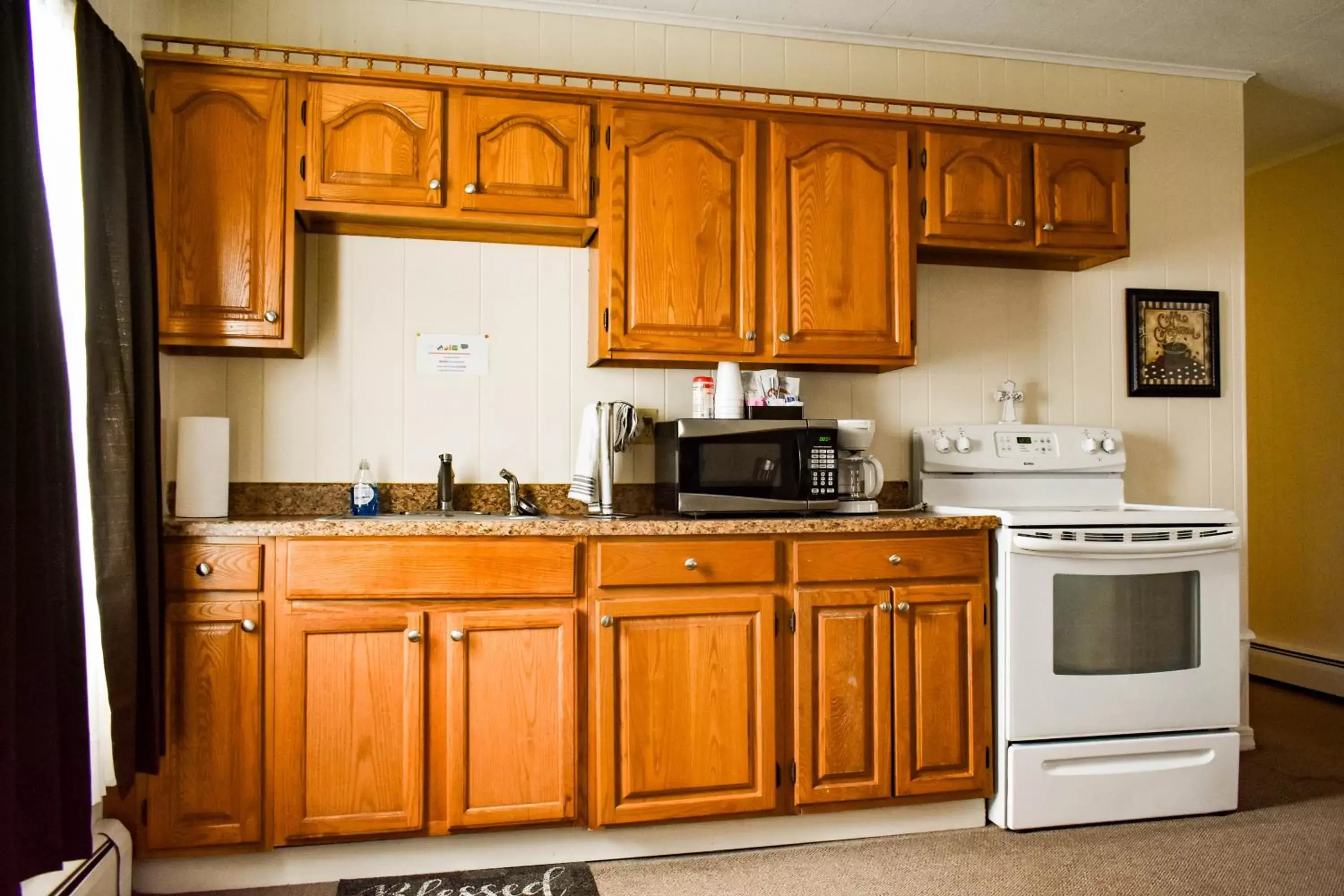 Coffee/tea facilities, Kitchen/Kitchenette in The Whitetail Inn and Suites- Lincoln