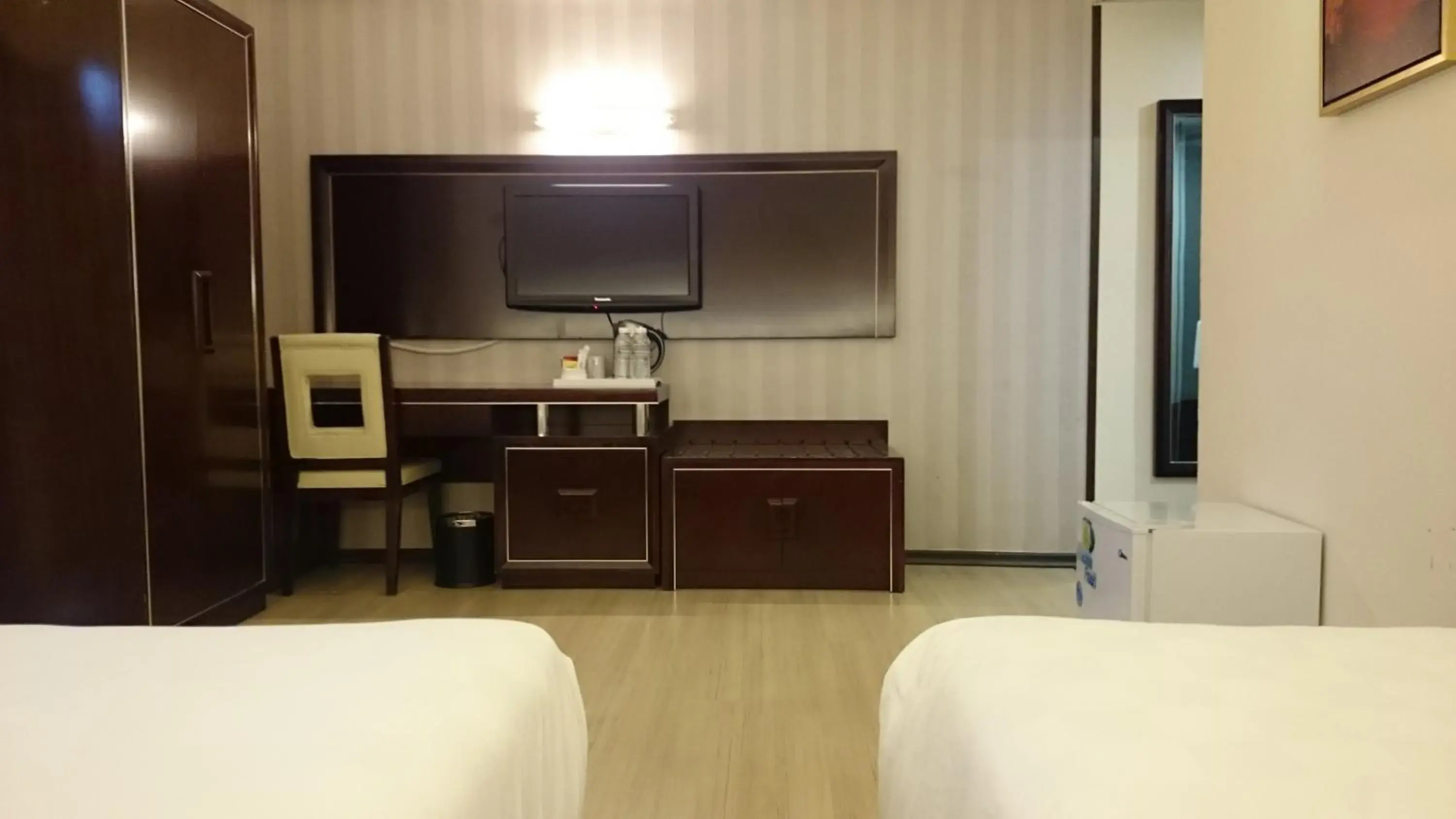 Bedroom, TV/Entertainment Center in Pariss Hotel