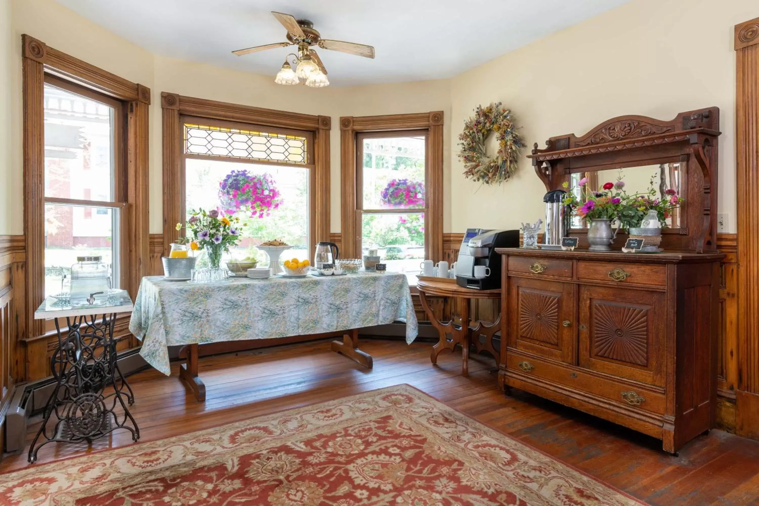 Breakfast, Seating Area in Old Stagecoach Inn