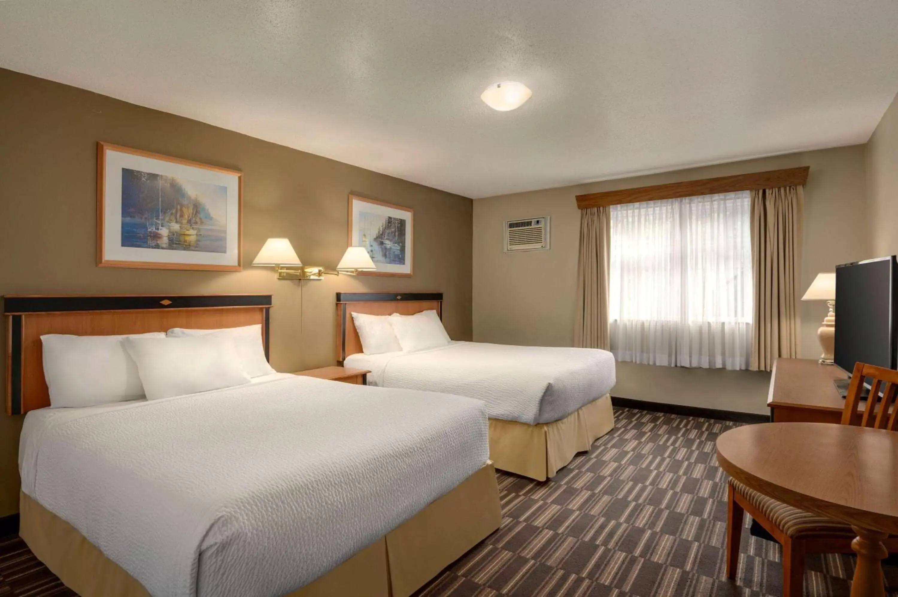 Photo of the whole room, Bed in Days Inn by Wyndham Nanaimo
