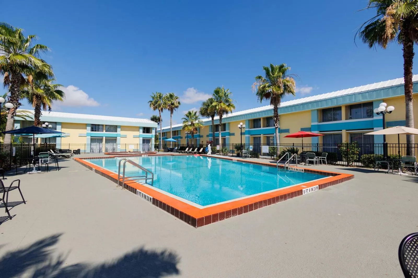Swimming pool in Garnet Inn & Suites, Orlando